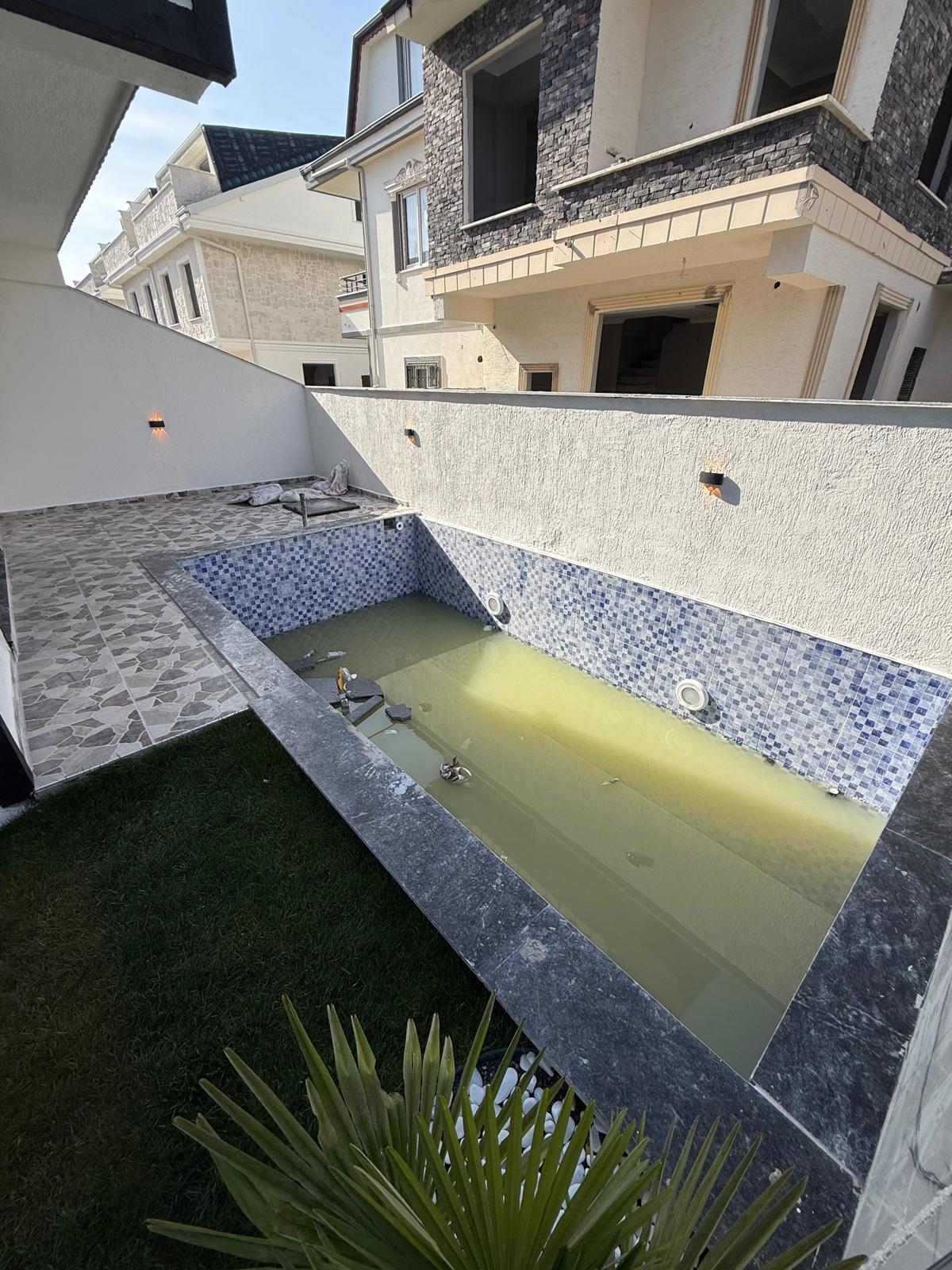 HAVUZLU, ARKA CEPHE, PLAJA 70METRE, LÜKS DİZAYN, YERDEN ISITMA 3+1 TRİPLEKS VİLLA! KOCAALİ ALANDERE MH