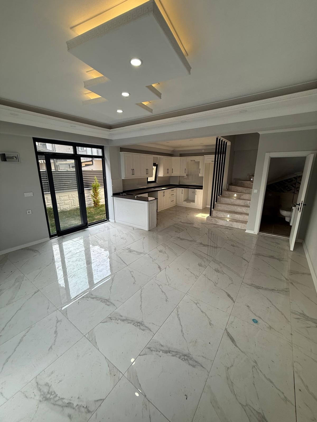 HAVUZLU, ULTRA BÜYÜK BAHÇE, MERKEZ PLAJ, EBEVEYN BANYOLU 4+1 TRİPLEKS VİLLA! KOCAALİ YAYLA MH
