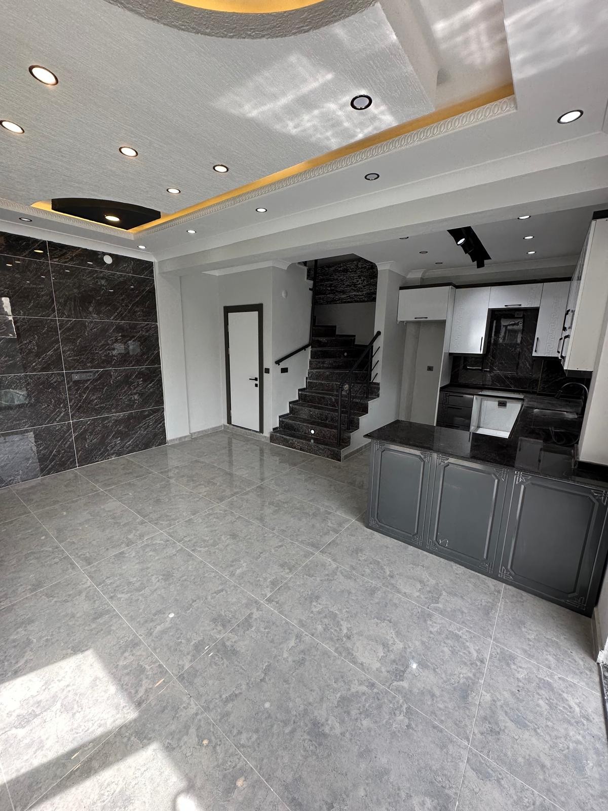 HAVUZLU, LÜKS DİZAYN, DENİZE 50M, TAŞ KONSEPT, EBEVEYN BANYOLU 3+1 TRİPLEKS VİLLA! KOCAALİ ALANDERE MH 