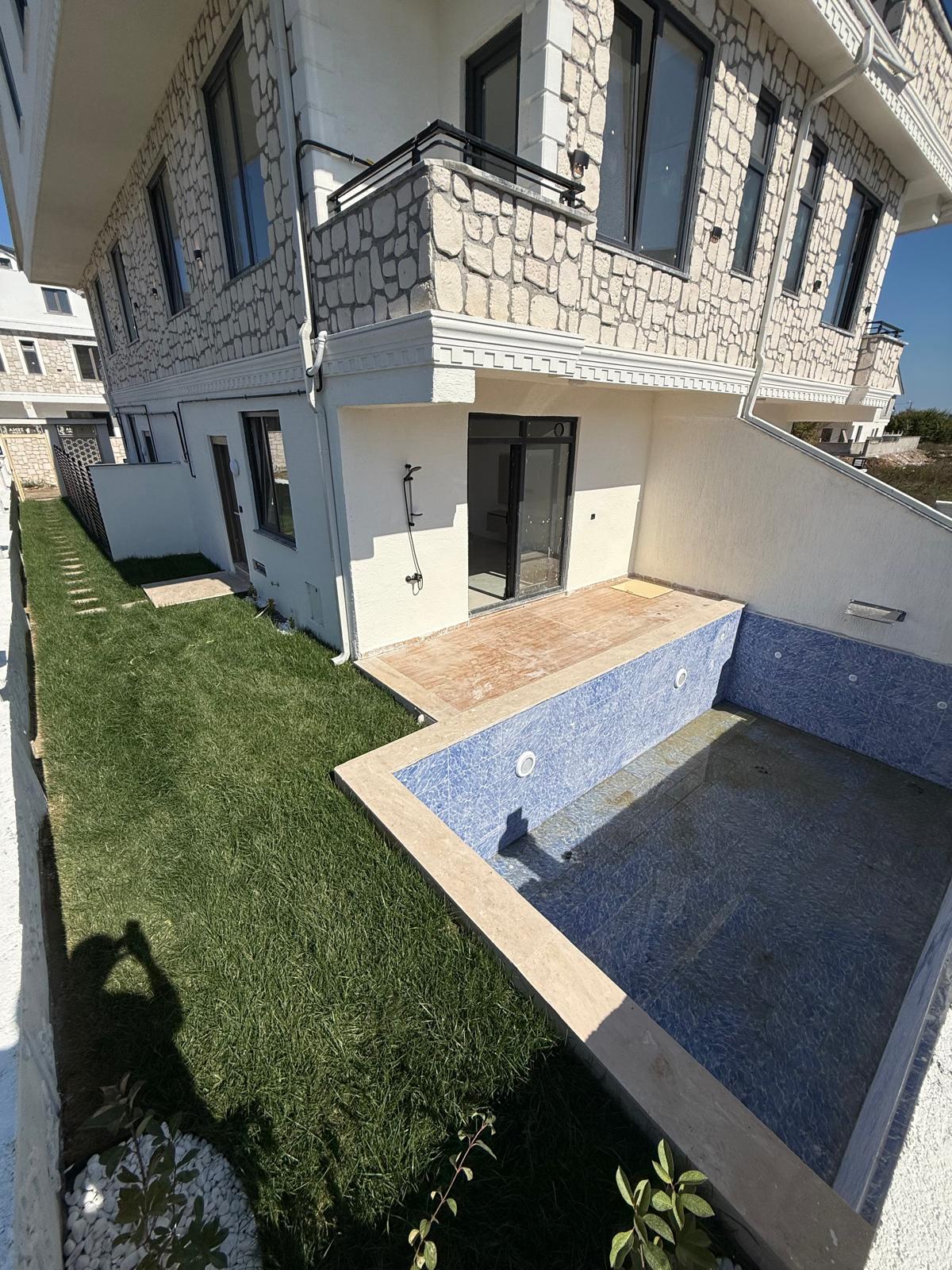 MERKEZ PLAJ, ÖN-ARKA CEPHE SEÇENEKLİ-ARKA, ALAÇATI TAŞ KONSEPT 4+1 TRİPLEKS VİLLA! KOCAALİ YAYLA MH