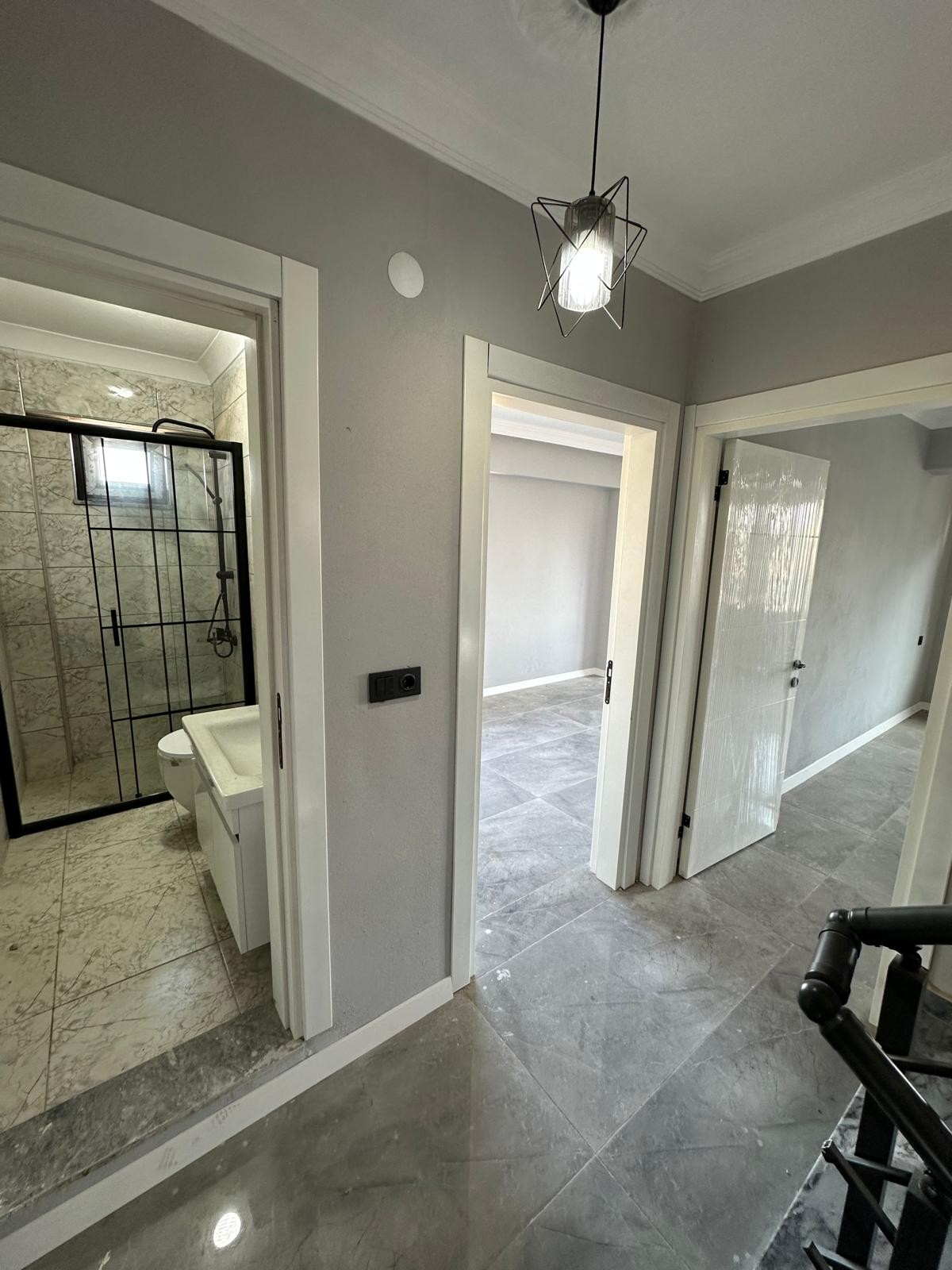 MERKEZ PLAJ, KOMPLE GRANİT ZEMİN, EBEVEYN BANYO, VERANDALI 3+1 TRİPLEKS VİLLA! KOCAALİ YAYLA MH