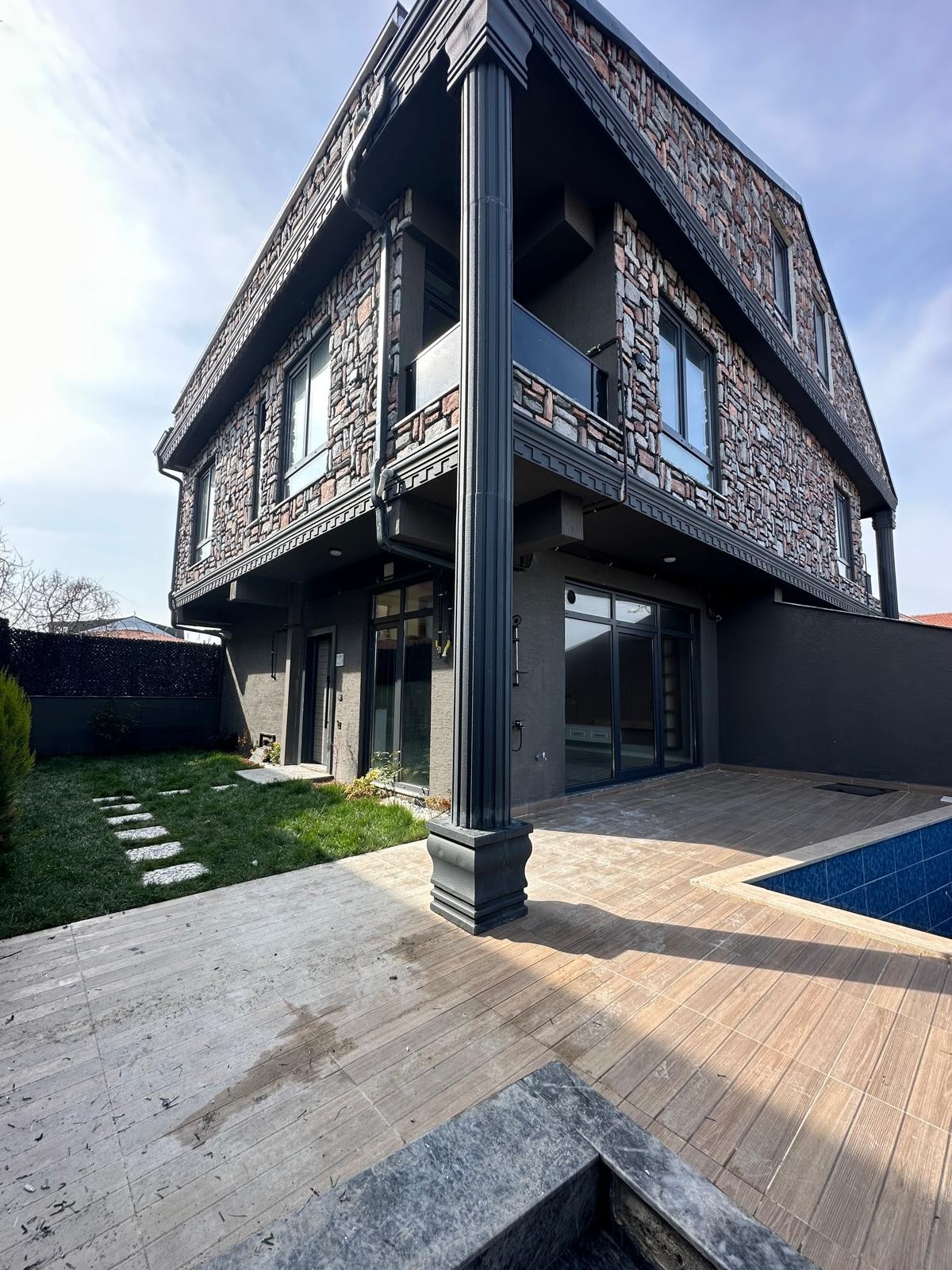 SAHİL MERKEZ PLAJ’DA, HARİKA KONUM 4+1 TRİPLEKS! HAVUZLU, YERDEN ISITMA, MÜSTAKİL GİRİŞ! KOCAALİ YALI MH 