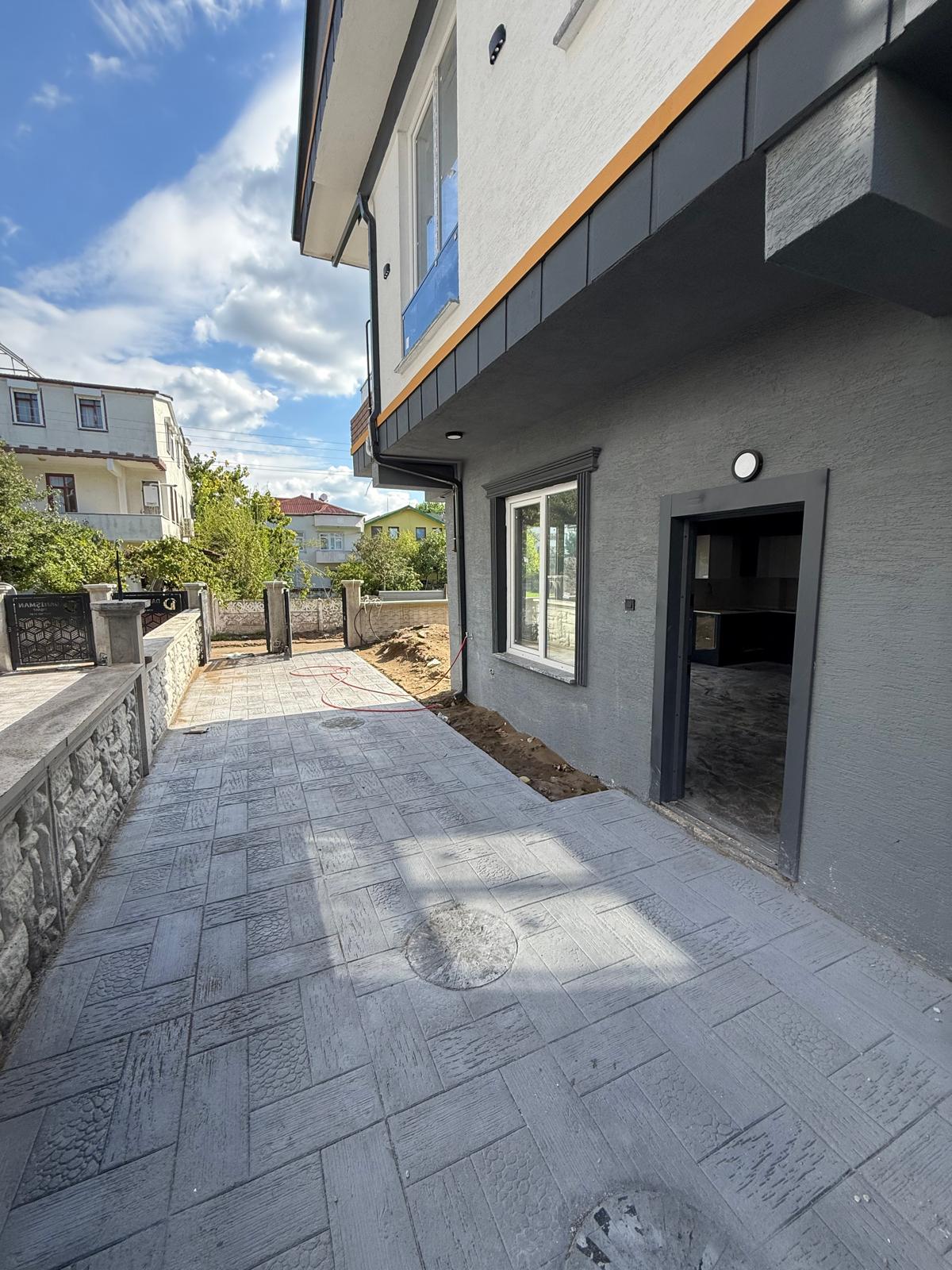 ÖN CEPHE, GENİŞ BİNA-BAHÇE ALANLI, LÜKS DİZAYN, YERDEN ISITMA 3+1 TRİPLEKS VİLLA! KOCAALİ ALANDERE MH