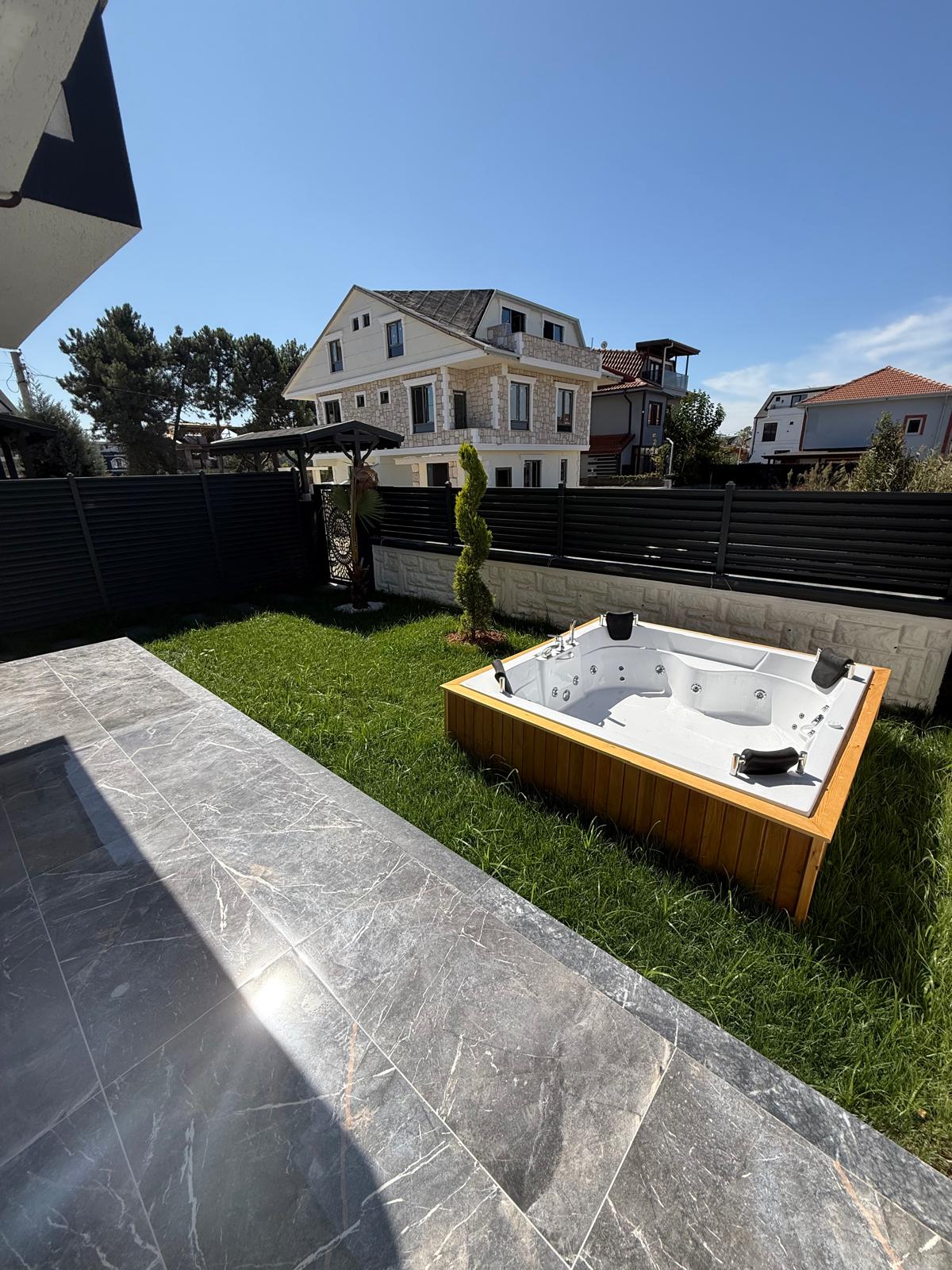 BAHÇE VE TERAS JAKUZİLİ, ÖN CEPHE, LÜKS DİZAYN, GENİŞ BAHÇE-BİNA KULLANIM ALANLI 3+1 TRİPLEKS VİLLA! KOCAALİ ALANDERE MH