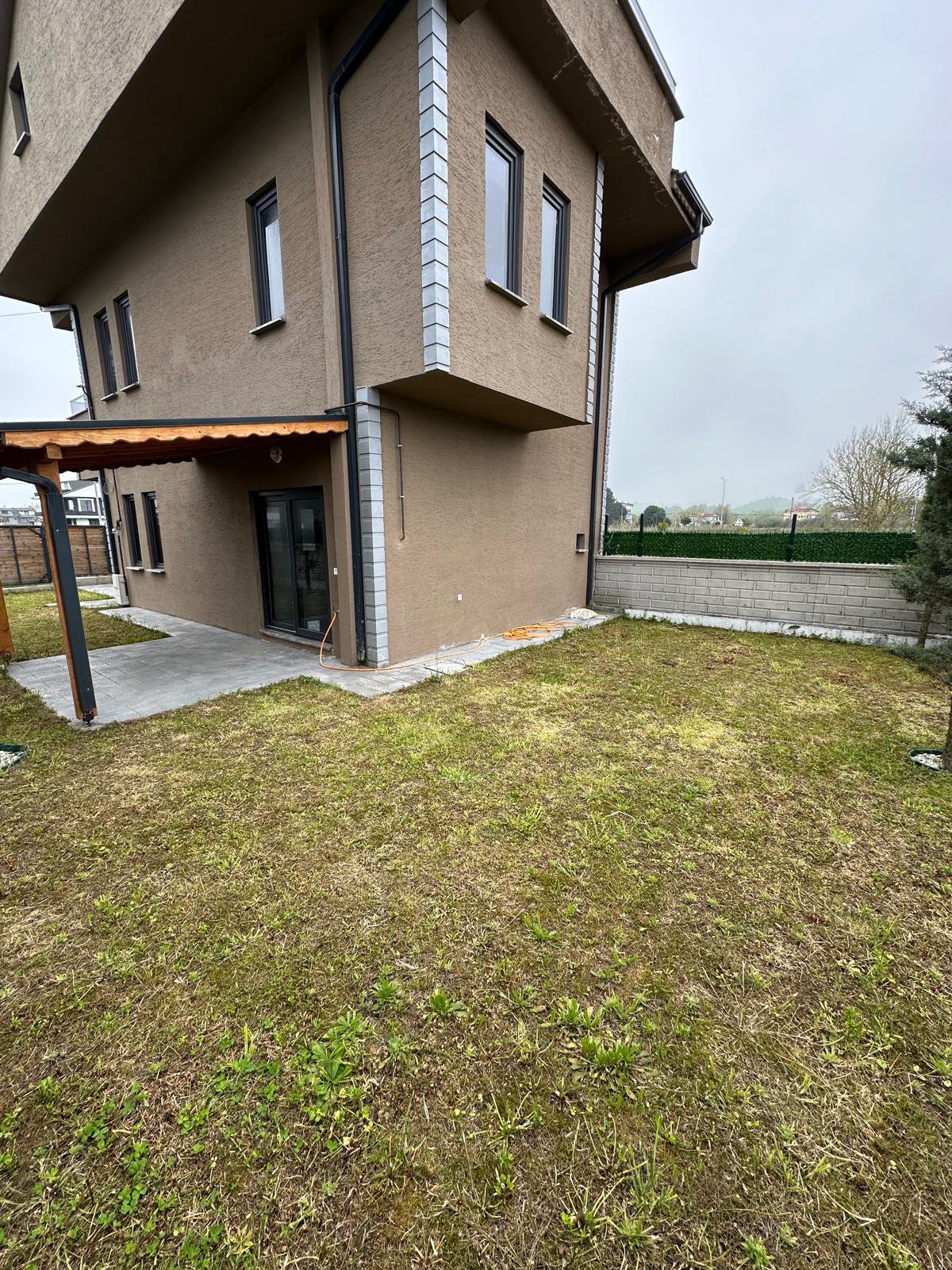 210m2 ARSA İÇİNDE, İLÇEMİZİN EN UYGUN FİYATLI, ULTRA GENİŞ BAHÇELİ, KENDİNE GARAJLI 4+1 MÜSTAKİL TRİPLEKS VİLLASI! KOCAALİ ALANDERE MH