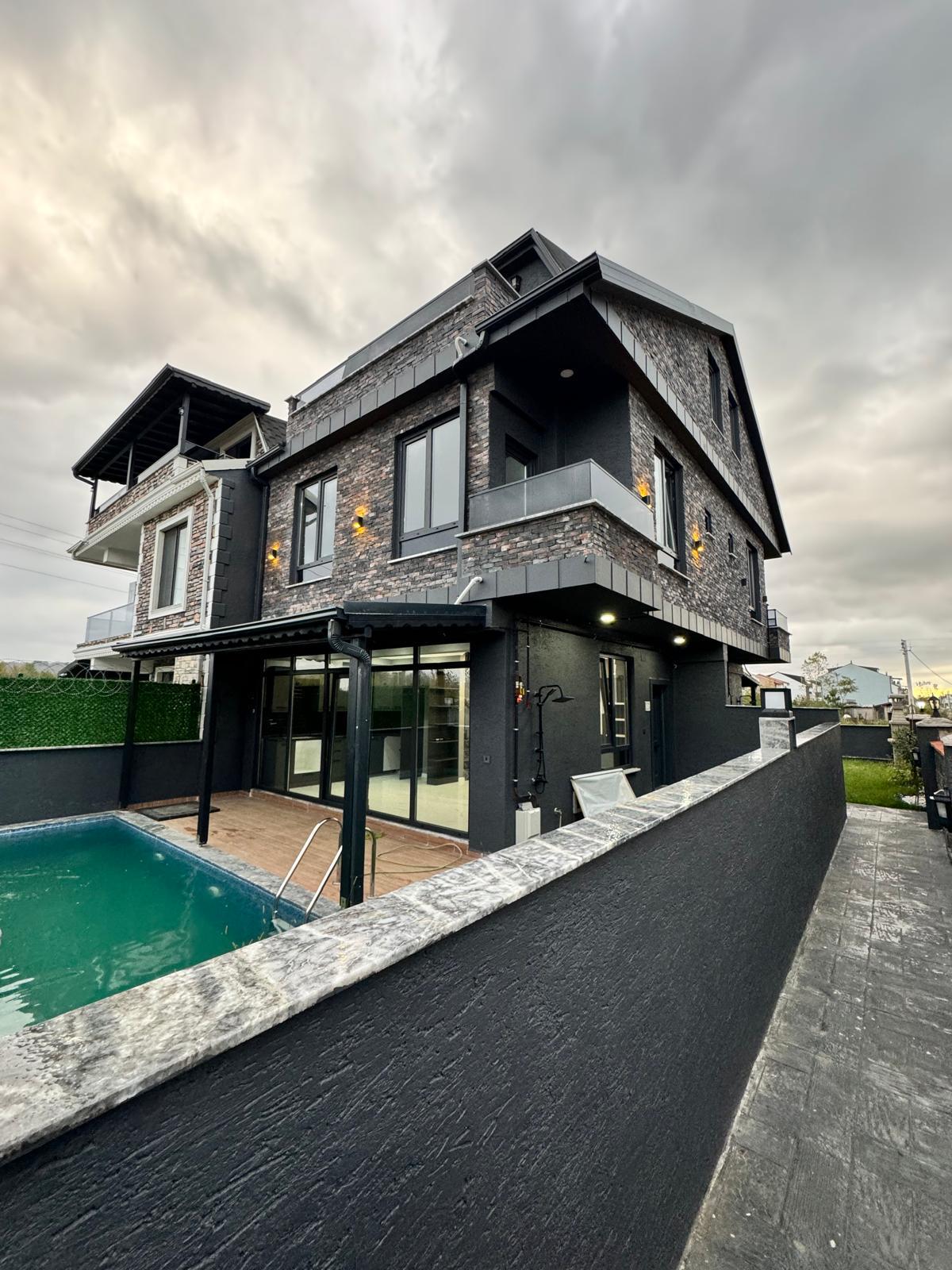 HAVUZLU, LÜKS DİZAYN, PLAJA 110METRE, ÖN-ARKA CEPHE SEÇENEKLİ 3+1 TRİPLEKS VİLLA! KOCAALİ ALANDERE MH