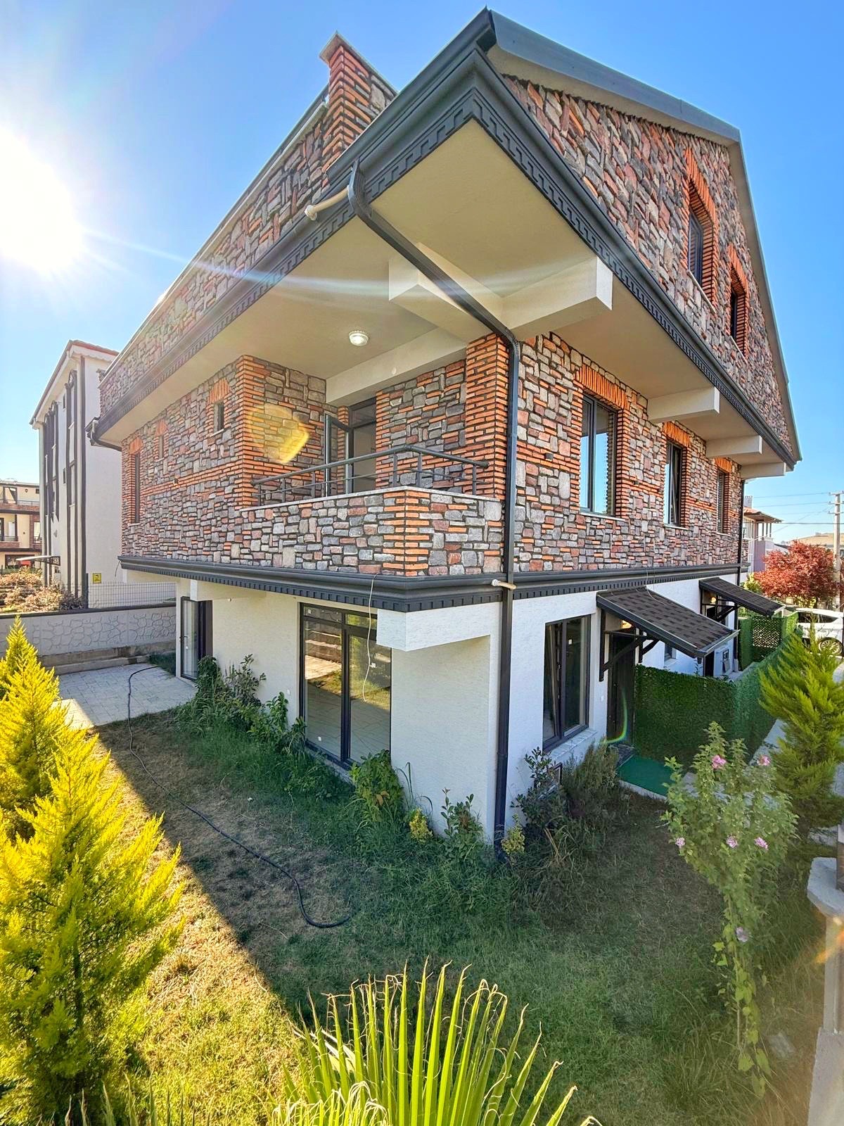 JAKUZİLİ, ULTRA GENİŞ BAHÇE, MERKEZ PLAJ, YERDEN ISITMA, EBEVEYN BANYOLU 4+1 TRİPLEKS VİLLA! KOCAALİ YALI MH
