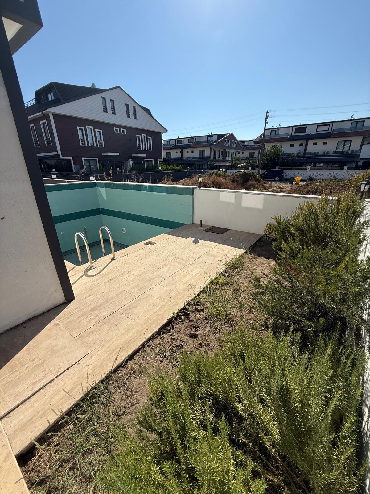 HAVUZLU, VERANDALI, EBEVEYN BANYOLU, PLAJA 180METRE 3+1 TRİPLEKS VİLLA! KOCAALİ ALANDERE MH