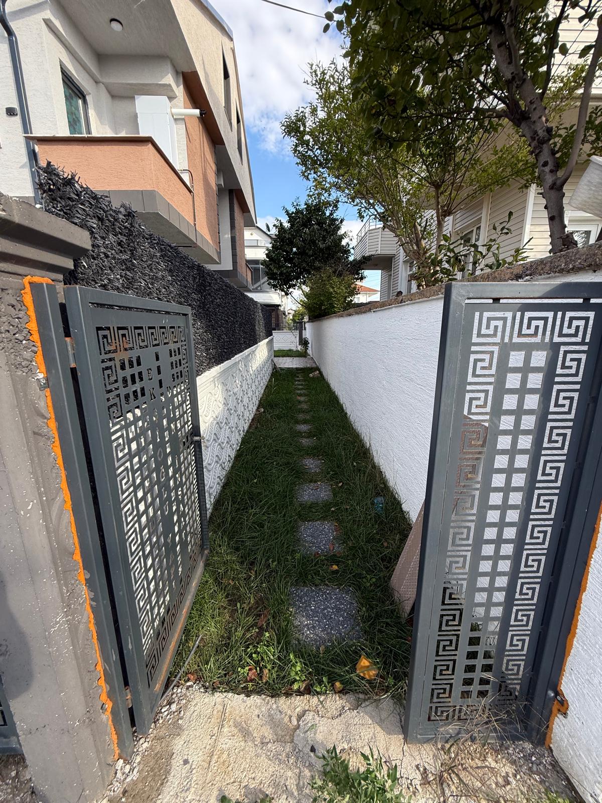 MERKEZ PLAJ, ULTRA GENİŞ BAHÇE, TERAS DENİZ MANZARALI, PLAJA 85METRE 3+1 TRİPLEKS VİLLA! KOCAALİ YAYLA MH