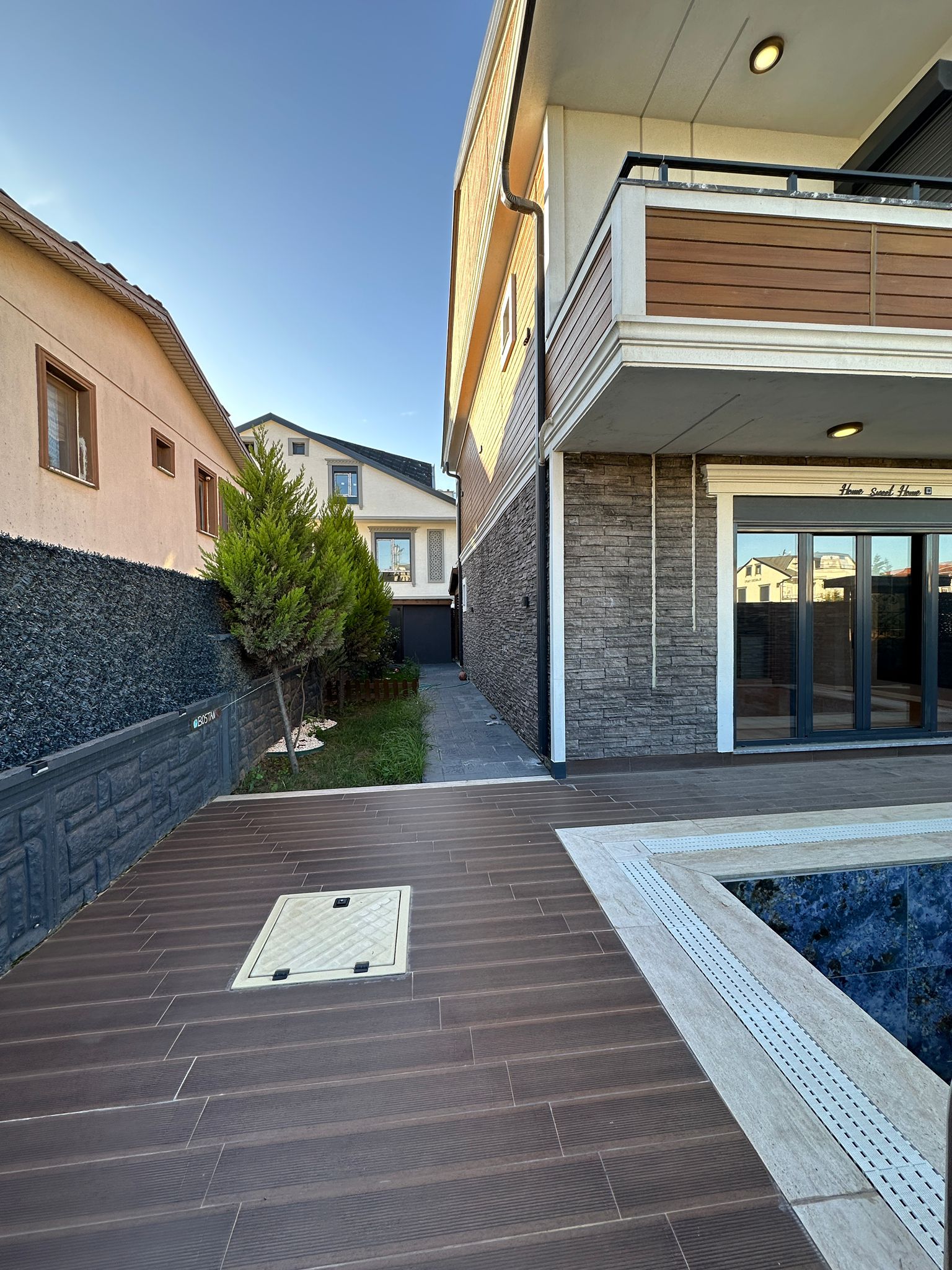 ULTRA LÜKS, 216m2 ARSA İÇİNDE TAM BAĞIMSIZ MÜSTAKİL! HAVUZLU, JAKUZİLİ, ULTRA GENİŞ BAHÇE, KENDİNE GARAJLI 4+1 TRİPLEKS VİLLA! KOCAALİ ALANDERE MH