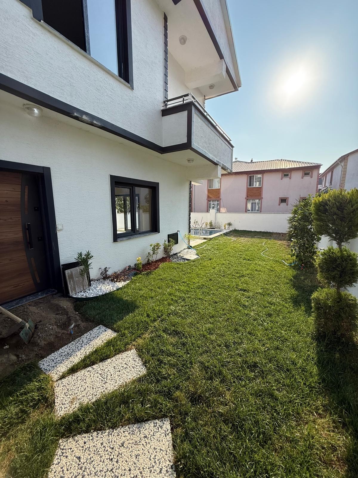EMSALSİZ ULTRA GENİŞ BAHÇE, HAVUZLU, KENDİNE GARAJLI, MERKEZ PLAJ, F/P 4+1 TRİPLEKS VİLLA! KOCAALİ YALI MH