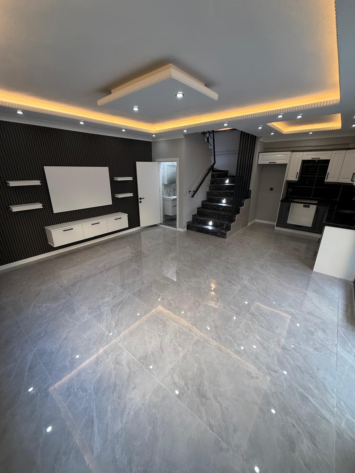 MERKEZ PLAJ, ARKA CEPHE, LÜKS DİZAYN, GENİŞ BAHÇE, 105m2 KENDİNE AİT ARSASI, EBEVEYN BANYO 3+1 TRİPLEKS VİLLA! KOCAALİ YALI MH