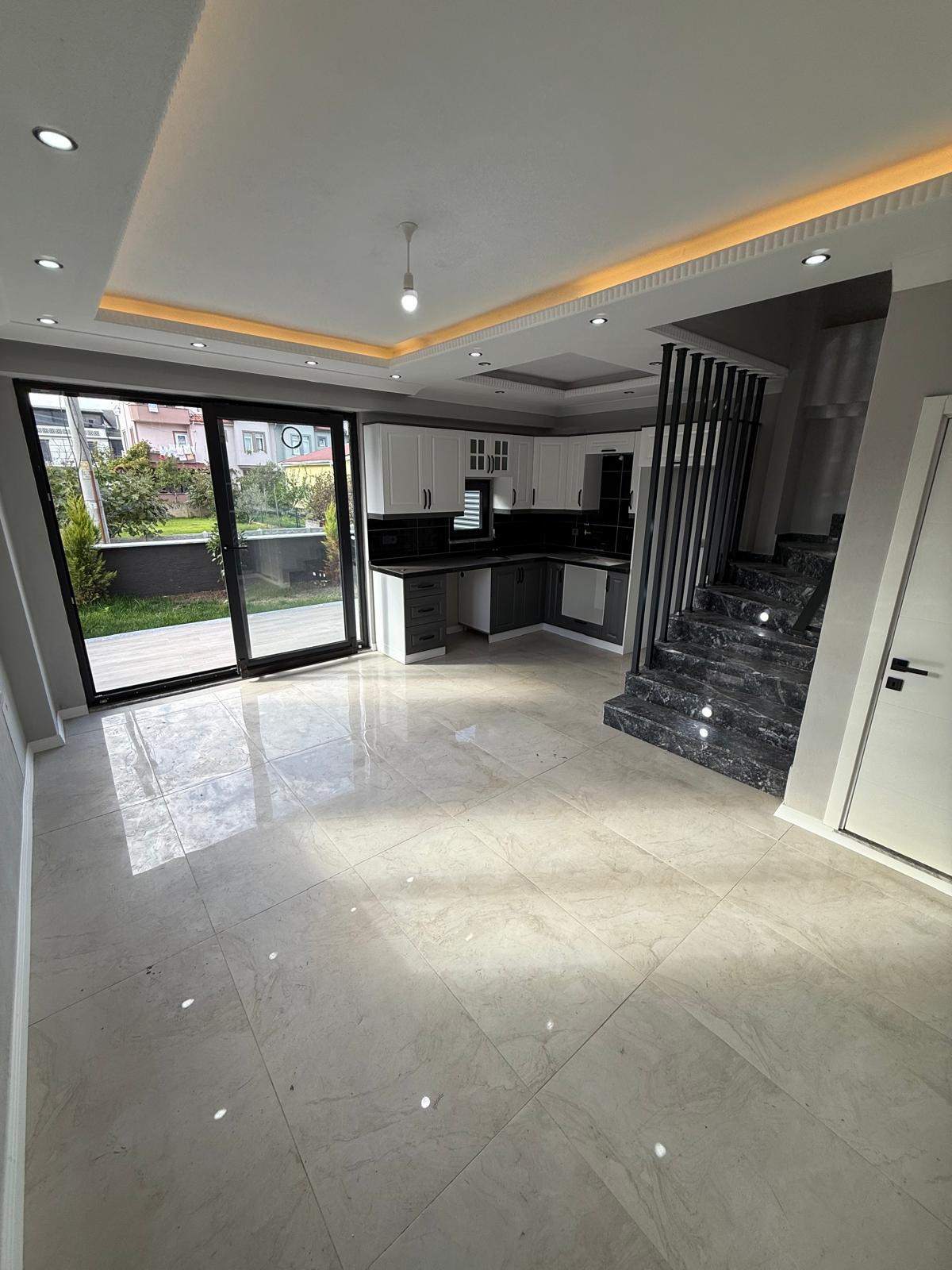 LÜKS DİZAYN, MERKEZ PLAJ, EBEVEYN BANYOLU, KOMPLE GRANİT ZEMİN 3+1 TRİPLEKS VİLLA! KOCAALİ YALI MH