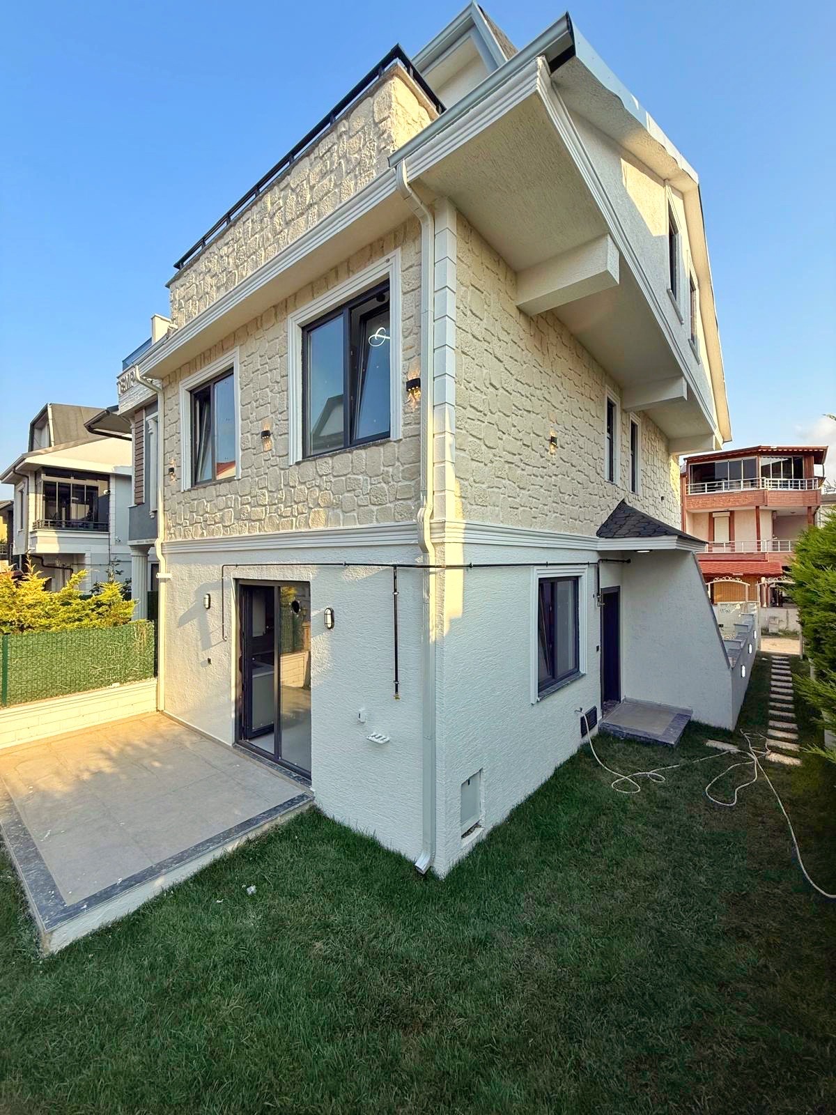 ALAÇATI TAŞ KONSEPT, MERKEZ PLAJ, EBEVEYN BANYO, YERDEN ISITMA, ARKA CEPHE  3+1 TRİPLEKS VİLLA! KOCAALİ YALI MH