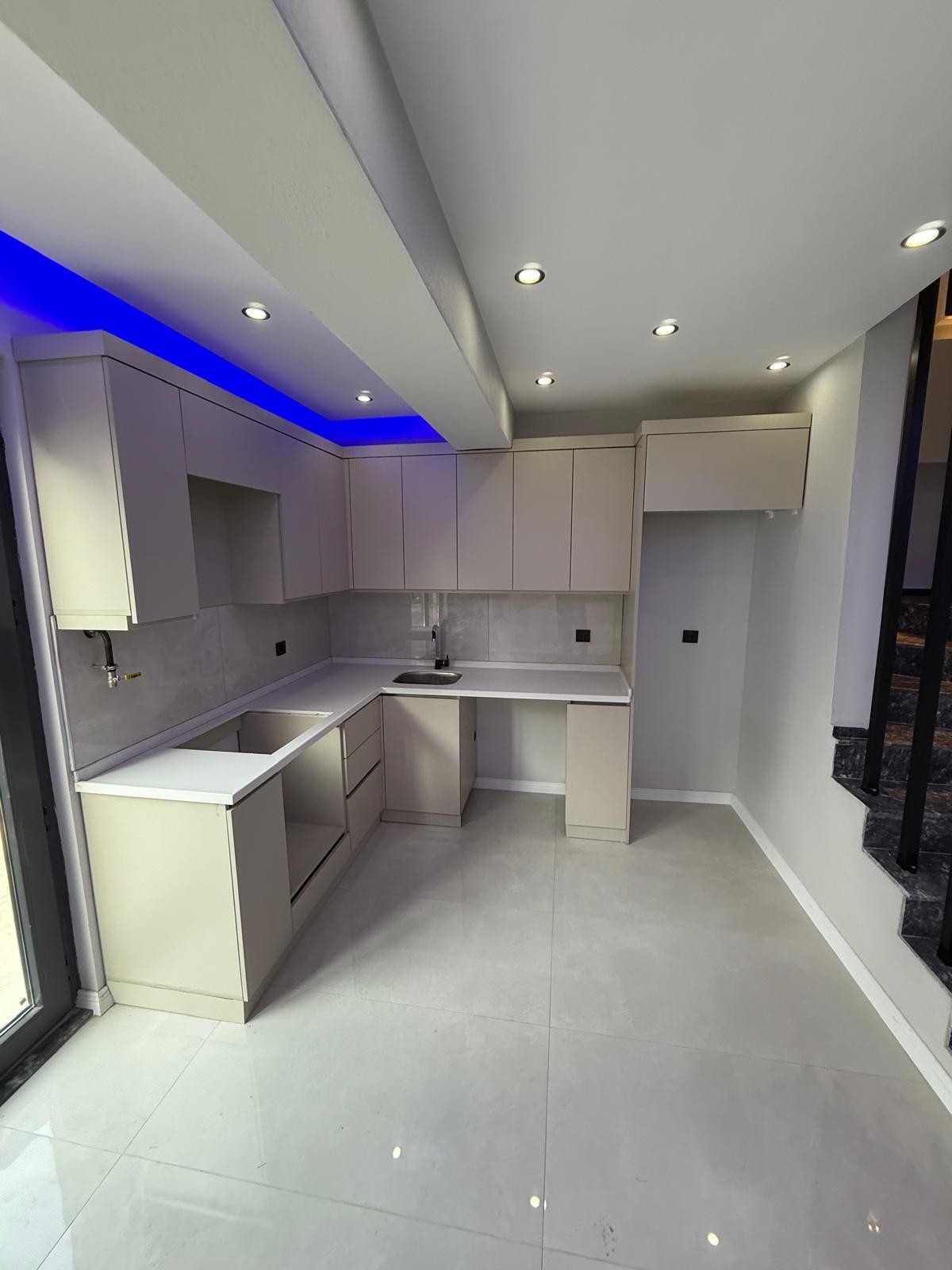 ALAÇATI TAŞ KONSEPT, MERKEZ PLAJ, EBEVEYN BANYO, YERDEN ISITMA, ARKA CEPHE  3+1 TRİPLEKS VİLLA! KOCAALİ YALI MH
