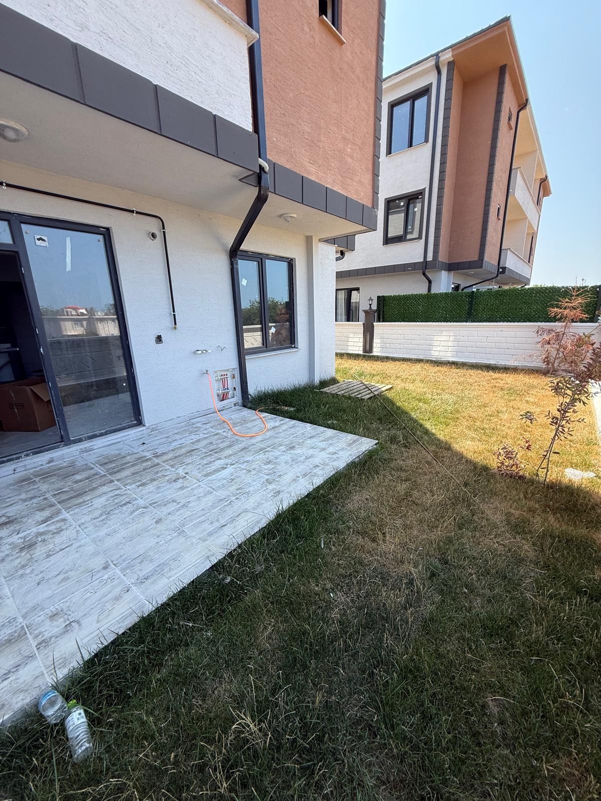 ZEMİN KAT, BAHÇE ALANLI, ÖN-ARKA CEPHE SEÇENEKLİ-ÖN CEPHE, F/P, DENİZE YÜRÜME MESAFESİ, YERDEN ISITMA, SİTE İÇİ 2+1 DAİRE! YAYLA MH