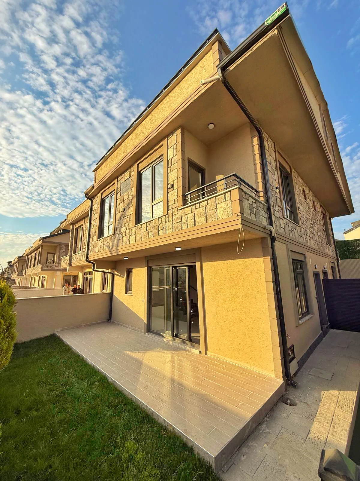 MERKEZ PLAJ, ÖN CEPHE, LÜKS DİZAYN, 105m2 KENDİNE AİT ARSASI, EBEVEYN BANYO 3+1 TRİPLEKS VİLLA! KOCAALİ YALI MH