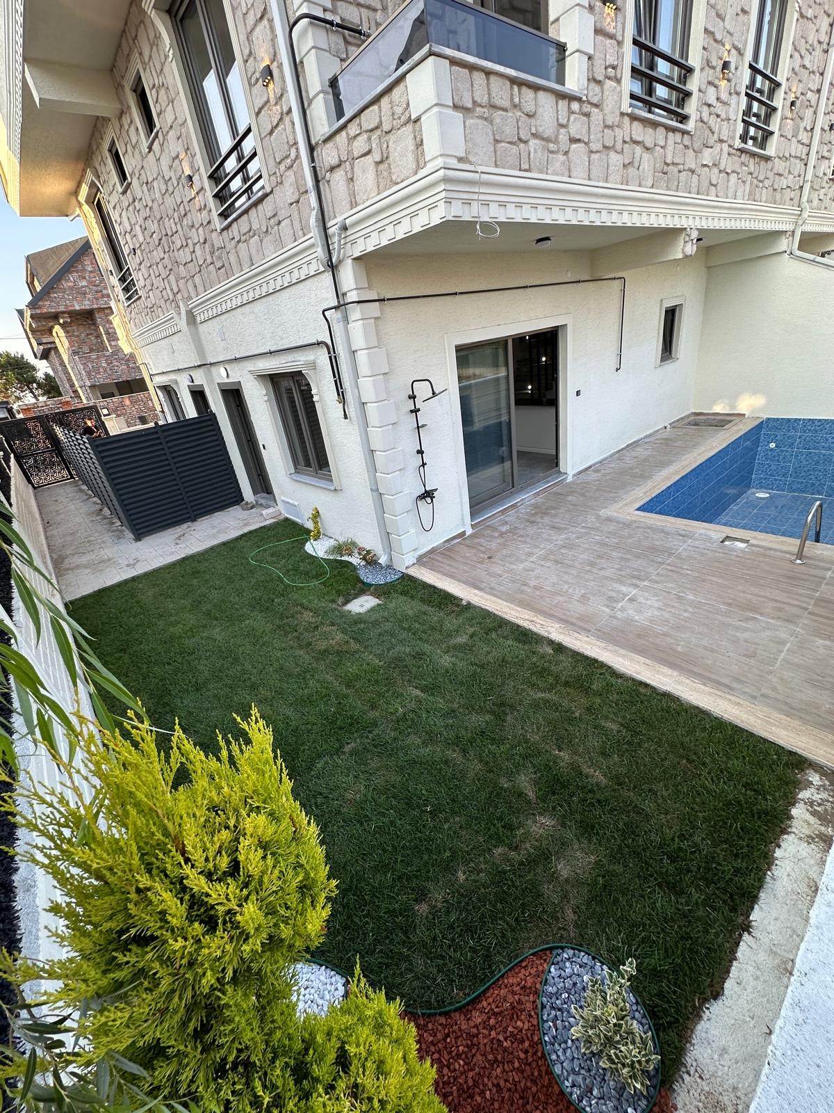 LÜKS DİZAYN, MERKEZ PLAJ, ALAÇATI TAŞ KONSEPT, ARKA CEPHE, HAVUZLU 4+1 TRİPLEKS VİLLA! KOCAALİ YALI MH