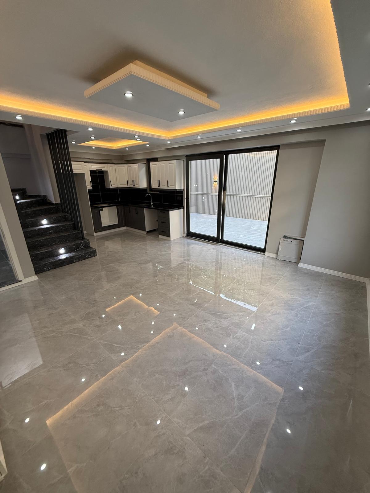 MERKEZ PLAJ, ARKA CEPHE, LÜKS DİZAYN, GENİŞ BAHÇE, 105m2 KENDİNE AİT ARSASI, EBEVEYN BANYO 3+1 TRİPLEKS VİLLA! KOCAALİ YALI MH