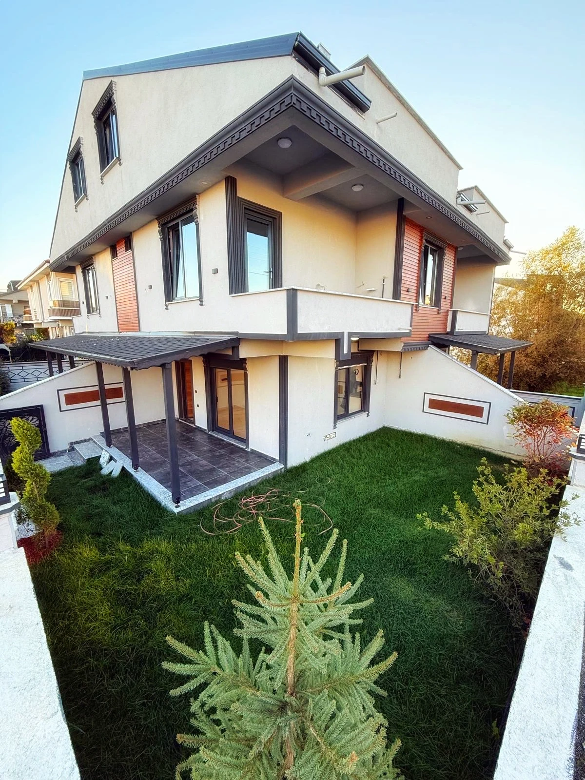 KÖŞE PARSEL, ULTRA GENİŞ BAHÇE, MERKEZ PLAJ, AYRI KONSEPT MUTFAK  4+1 TRİPLEKS VİLLA! KOCAALİ YALI MH