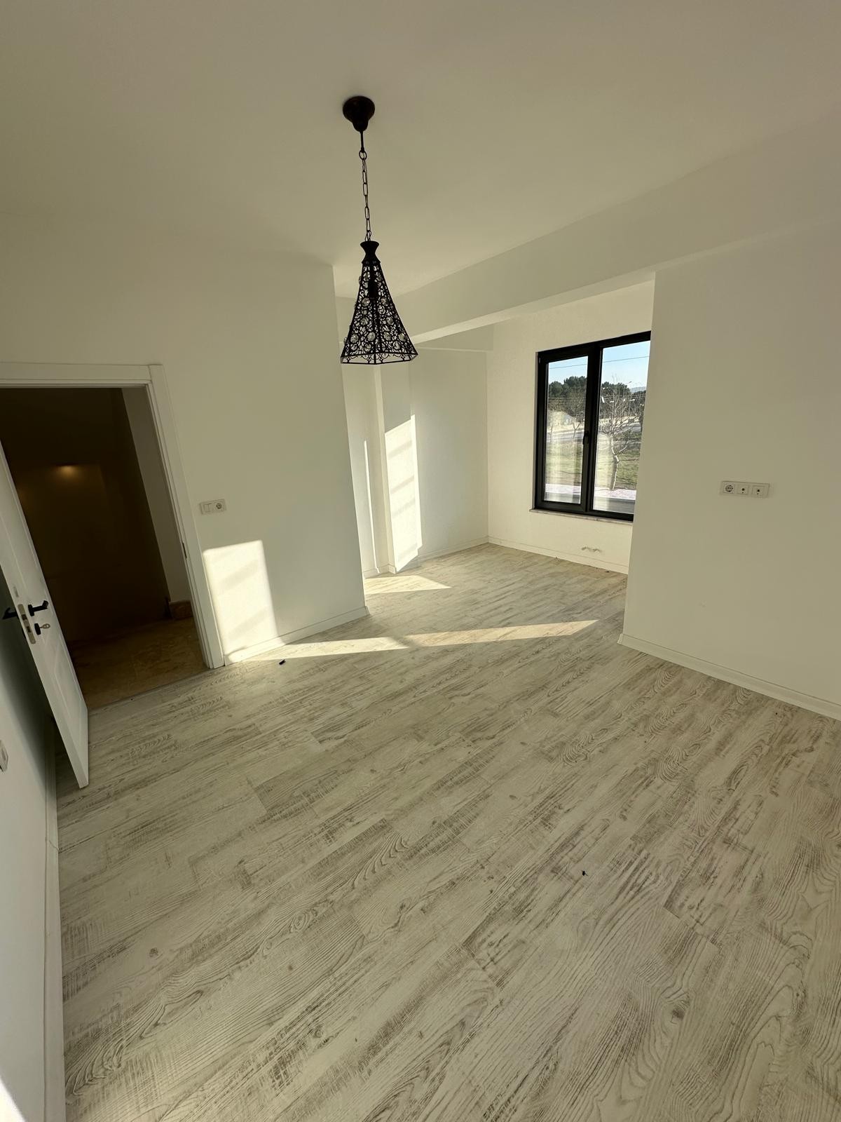 PANJURLU, VERANDALI, OTURUMA HAZIR, EBEVEYN BANYO 3+1 TRİPLEKS VİLLA! KOCAALİ YALI MH