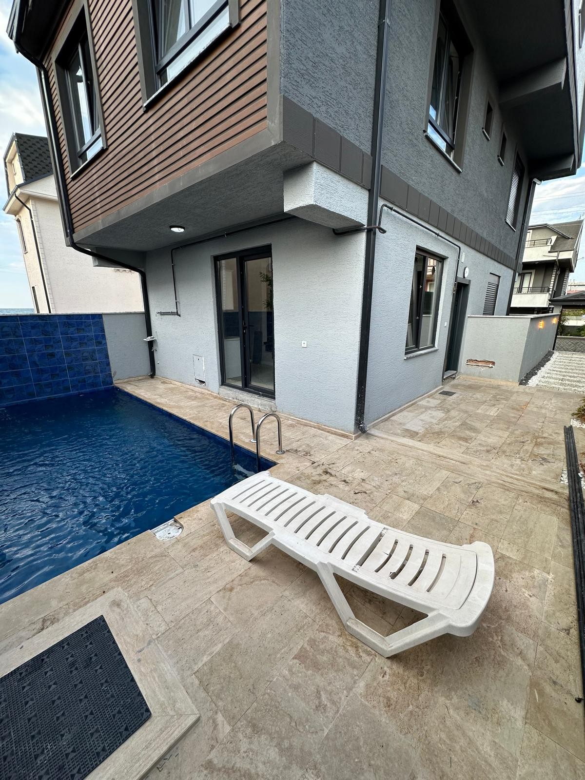 TERAS DENİZ MANZARALI, FİYAT/PERFORMANS HAVUZLU, YERDEN ISITMA 3+1 TRİPLEKS VİLLA! KOCAALİ ALANDERE MH