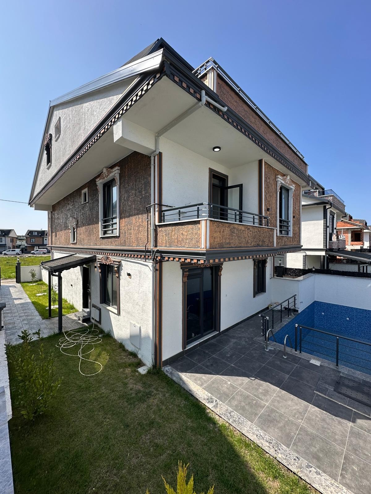 AYRIK NİZAM, GENİŞ BAHÇE ALANLI, YERDEN ISITMA, LÜKS DİZAYN 4+1 TRİPLEKS VİLLA! KOCAALİ ALANDERE MH