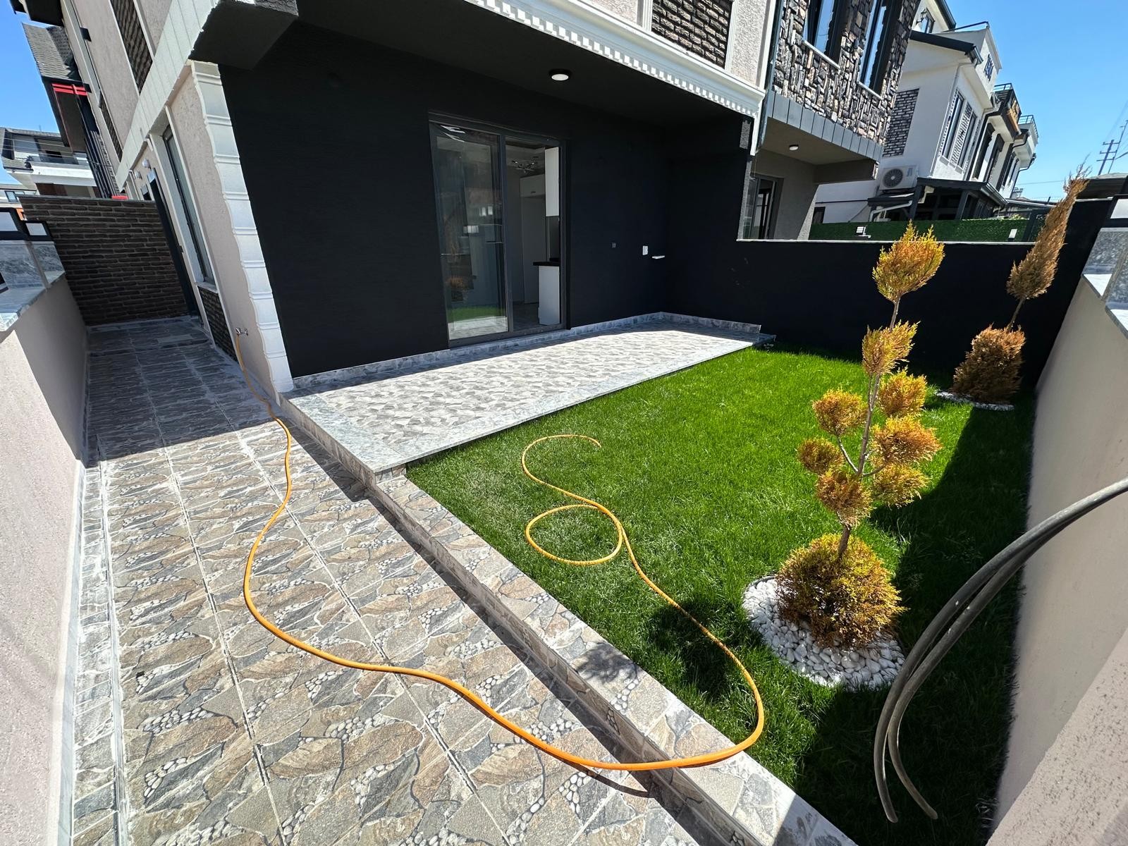 EBEVEYN BANYOLU, ÖN-ARKA CEPHE SEÇENEKLİ(ÖN), KOMPLE GRANİT ZEMİN, YERDEN ISITMA 3+1 TRİPLEKS VİLLA! KOCAALİ ALANDERE MH