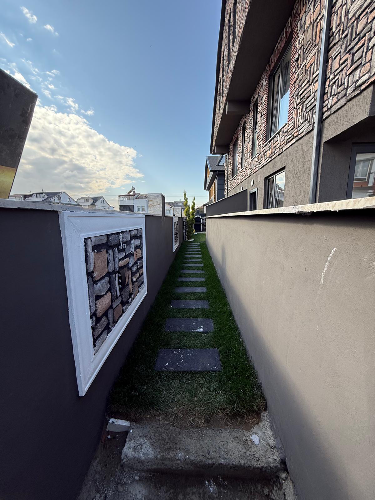 MERKEZ PLAJ-PLAJA 110 METRE, LÜKS DİZAYN, HAVUZLU, BARBEKÜLÜ 3+1 TRİPLEKS VİLLA! KOCAALİ YAYLA MH