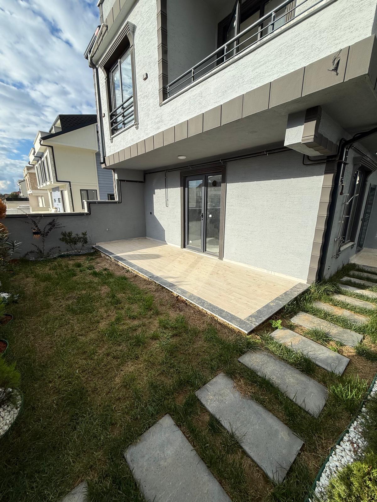 PLAJA 110METRE, ÖN CEPHE, LÜKS DİZAYN, EBEVEYN BANYO F/P TRİPLEKS 3+1 VİLLA! KOCAALİ ALANDERE MH