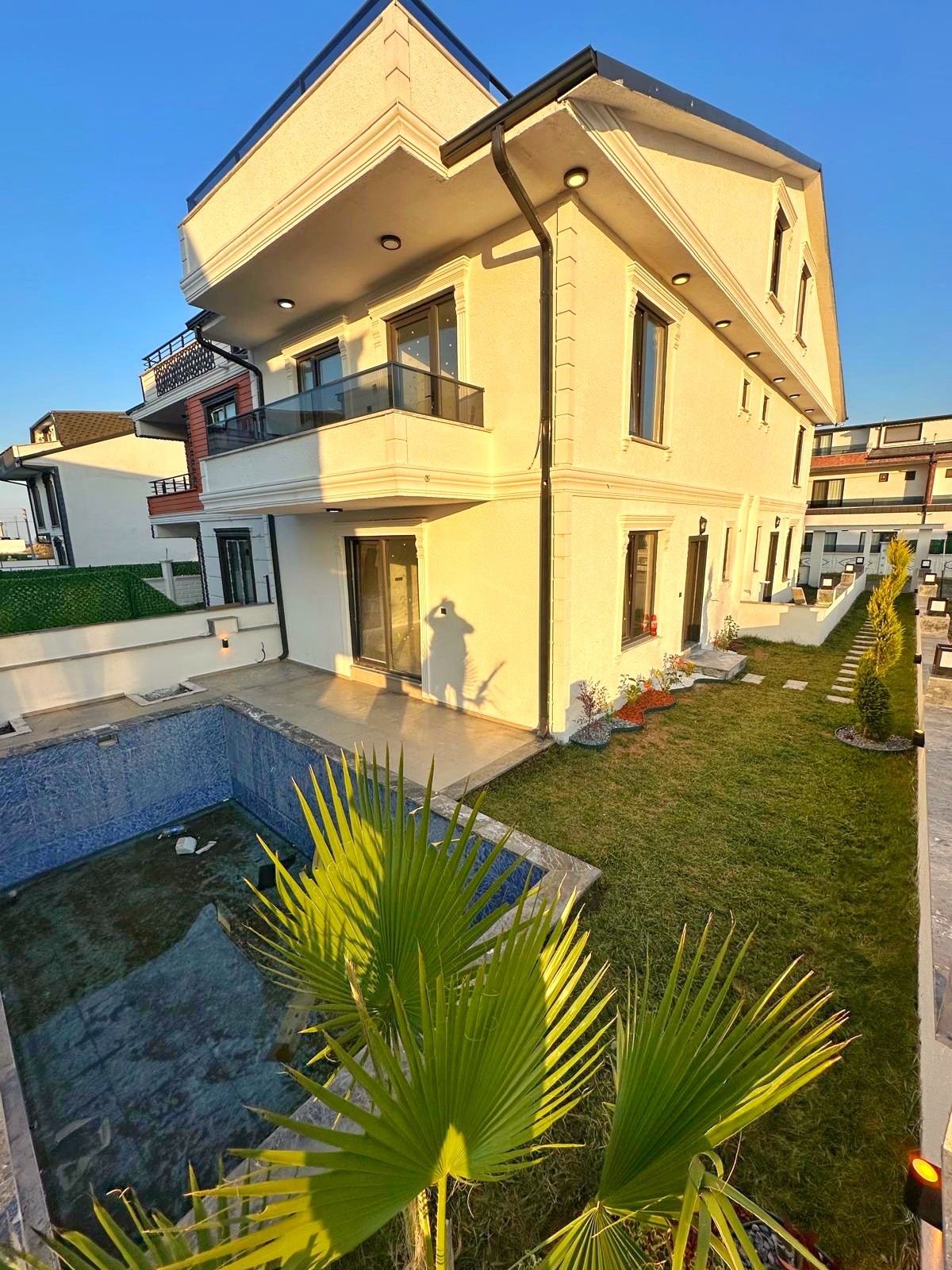DENİZ MANZARALI, HAVUZLU SATILIK TRİPLEKS VİLLA! KOCAALİ ALANDERE MH