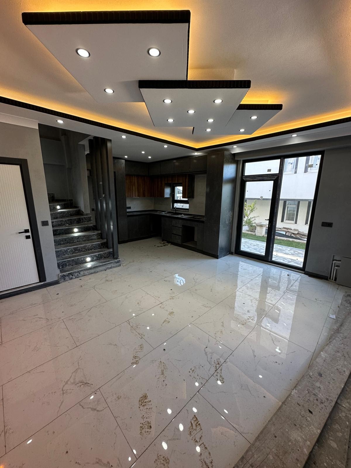 MÜSTAKİL/GİRİŞ-BAHÇE, ARKA CEPHE, EBEVEYN BANYOLU 3+1 TRİPLEKS VİLLA! KOCAALİ YALI MH