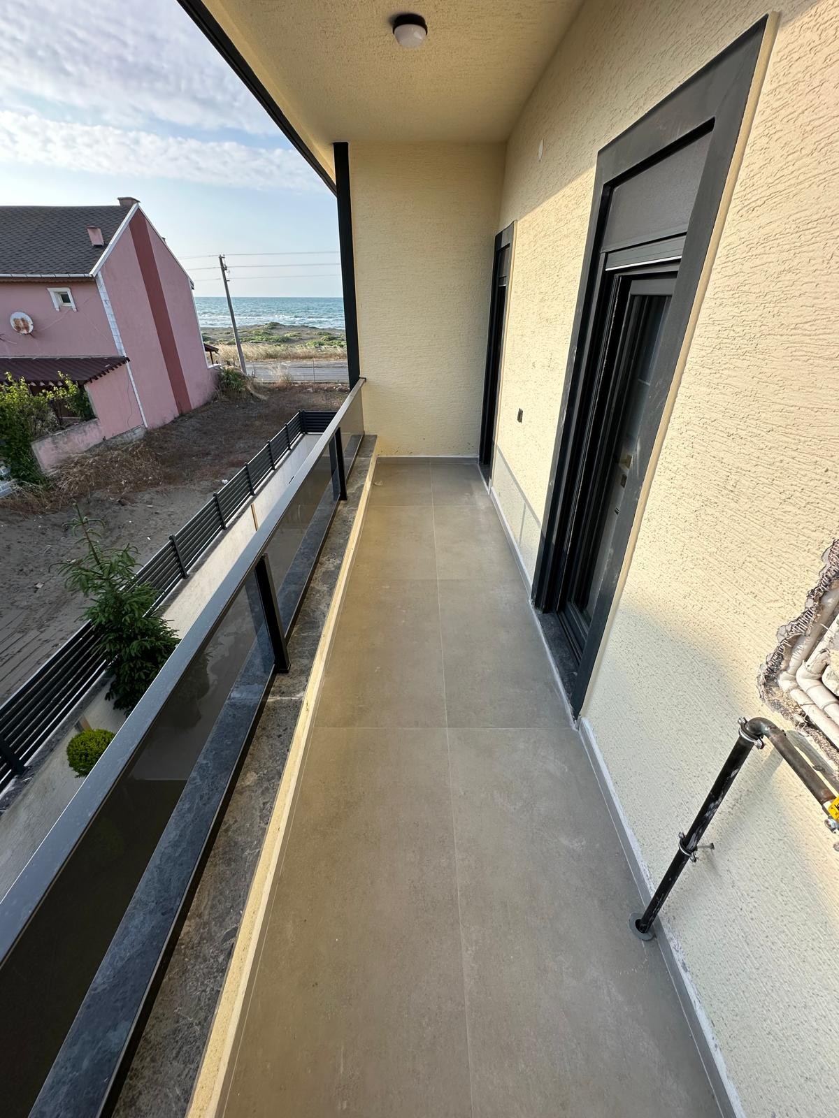 162m2 ARSA İÇİNDE TAM BAĞIMSIZ MÜSTAKİL, HER KAT DENİZ MANZARALI(3.PARSEL), ISITMALI HAVUZLU(40m2), MERKEZ PLAJ 4+1 TRİPLEKS VİLLA! KOCAALİ YALI MH
