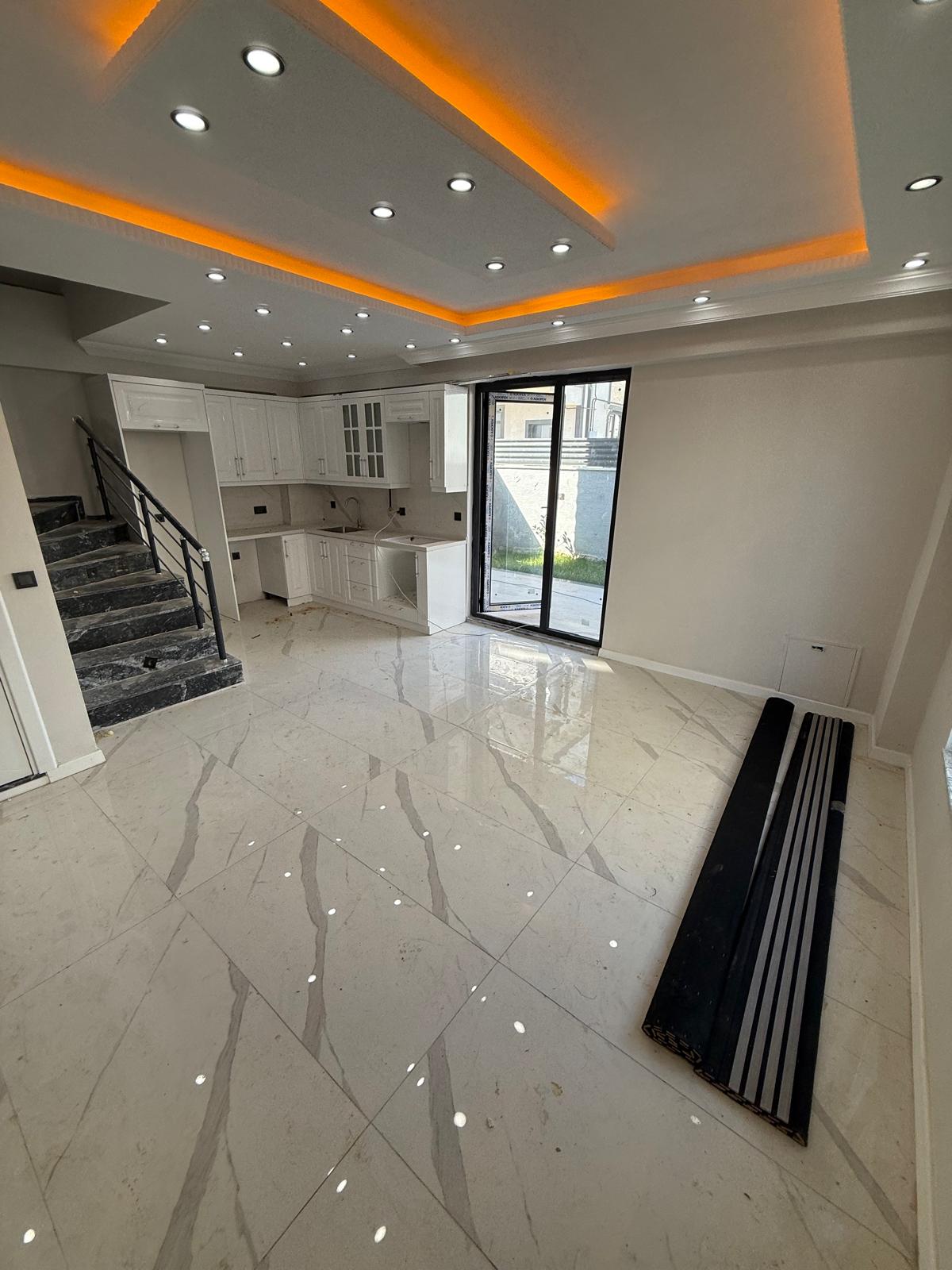 FİYAT/PERFORMANS TRİPLEKS! GRANİT ZEMİN, EBEVEYN BANYO, YERDEN ISITMA 3+1 VİLLA! KOCAALİ ALANDERE MH