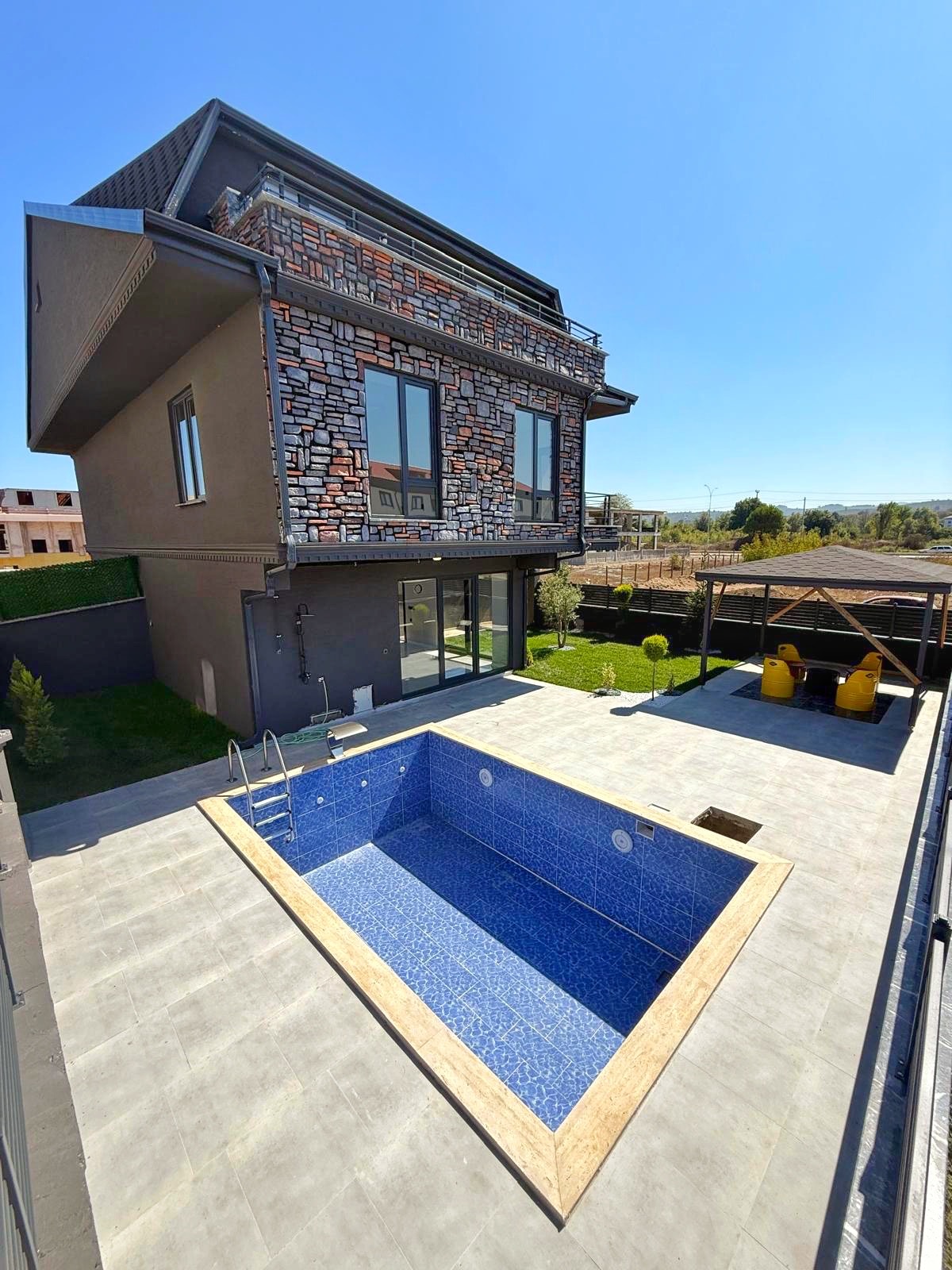 KIŞ BAHÇELİ-ULTRA GENİŞ EMSALSİZ BAHÇE, HAVUZLU, MERKEZ PLAJ, LÜKS DİZAYN 4+1 TRİPLEKS VİLLA! KOCAALİ YAYLA MH