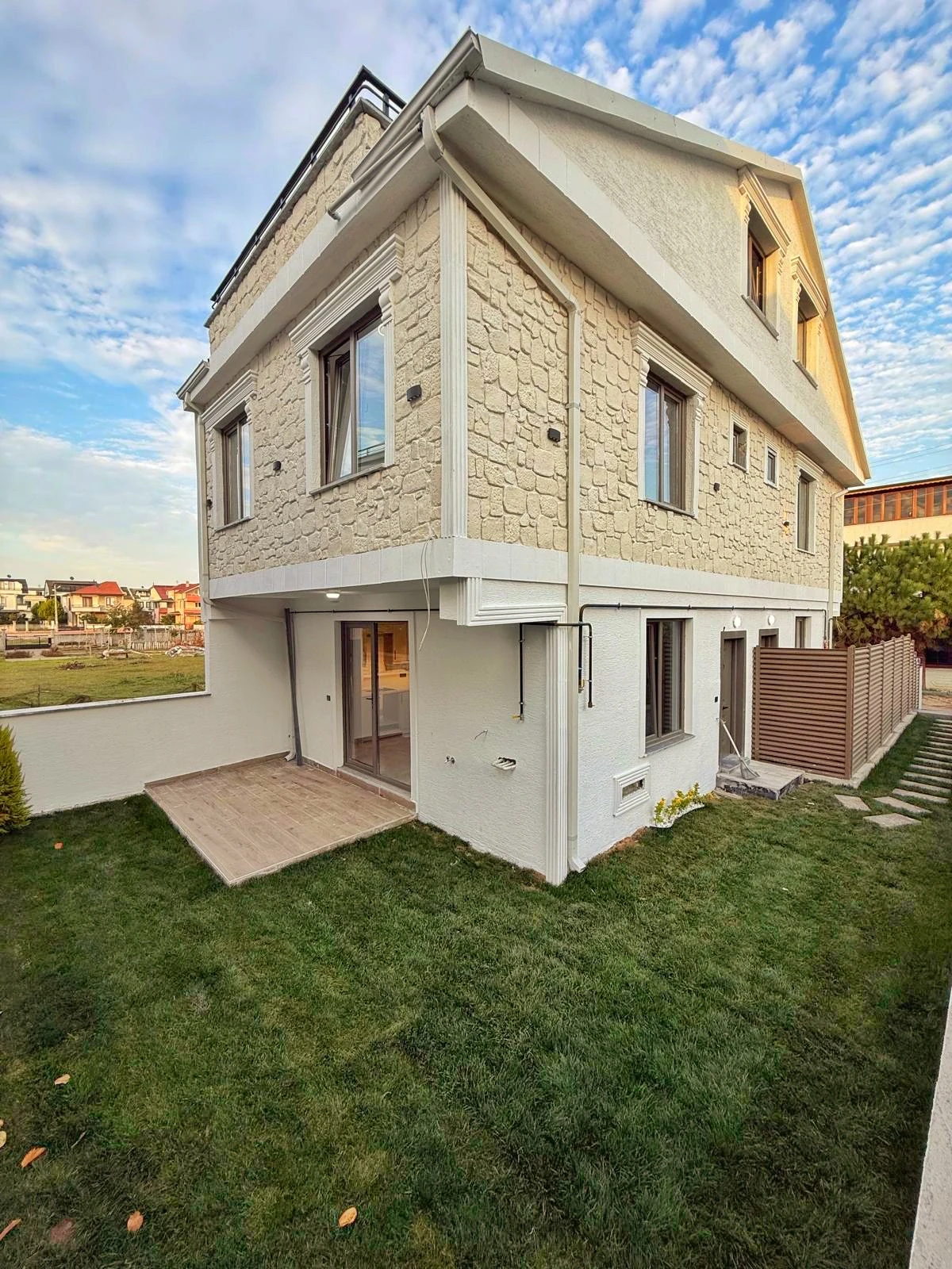 MERKEZ PLAJ, F/P, ARKA CEPHE, LÜKS DİZAYN, ALAÇATI TAŞ KONSEPT, EBEVEYN BANYO 3+1 TRİPLEKS VİLLA! KOCAALİ YALI MH