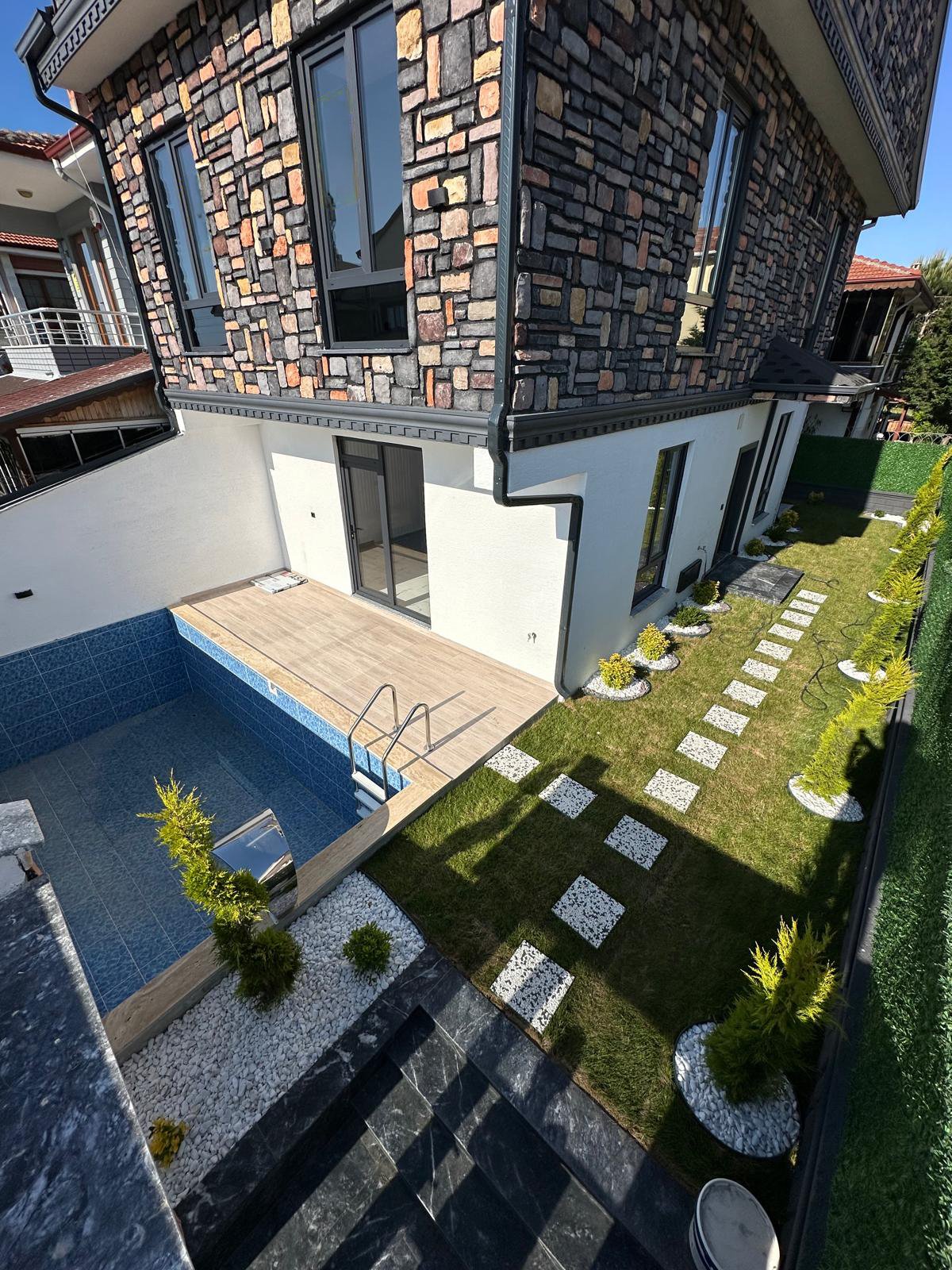 162m2 ARSA İÇİNDE TAM BAĞIMSIZ MÜSTAKİL, GENİŞ BAHÇE, AYRI MUTFAK, 5+1 TRİPLEKS VİLLA! KOCAALİ YALI MH