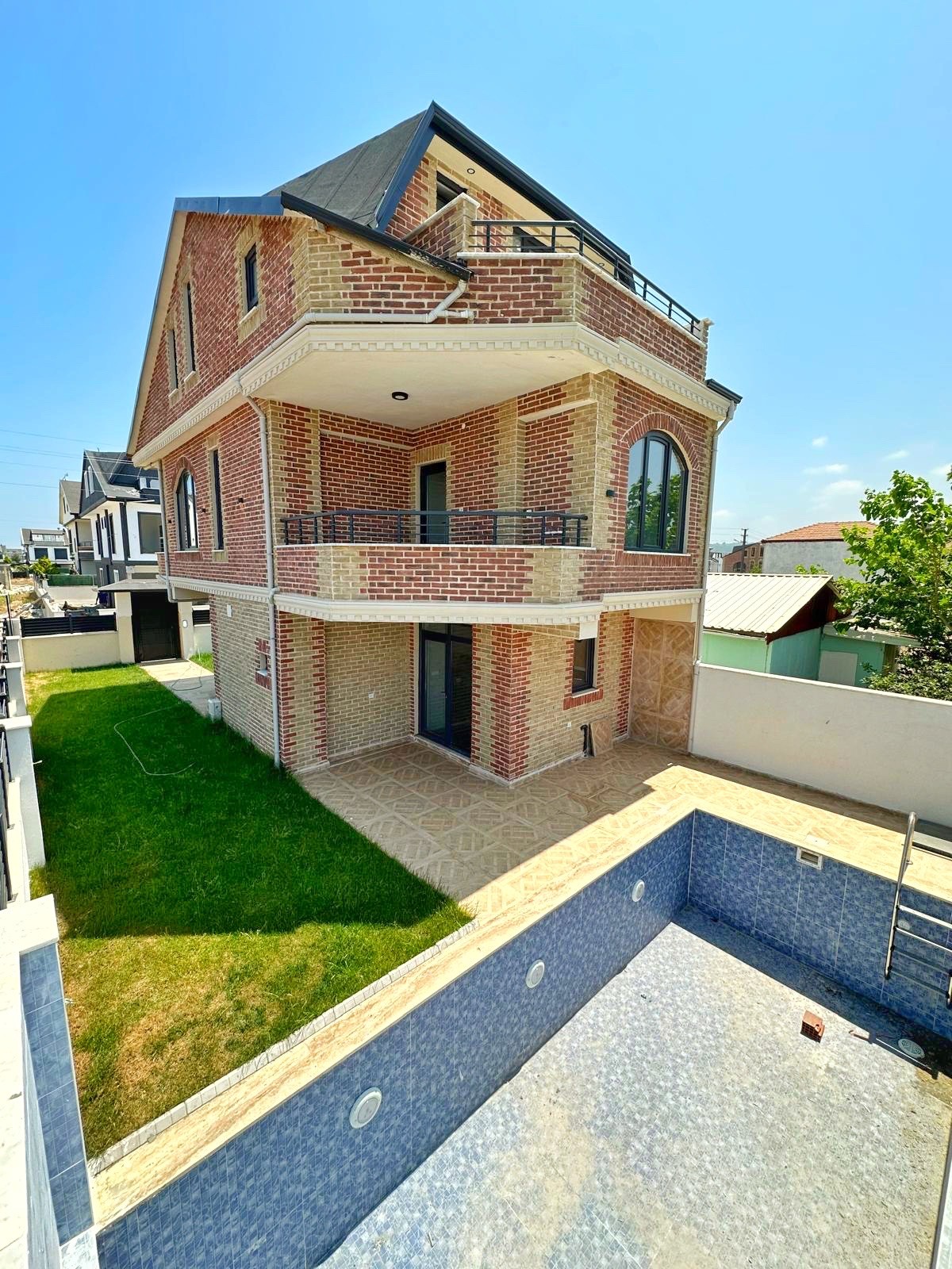 177m2 ARSA İÇİNDE TAM BAĞIMSIZ MÜSTAKİL, HER KAT DENİZ MANZARALI(3.PARSEL), JAKUZİLİ, ULTRA GENİŞ BAHÇE 4+1 TRİPLEKS VİLLA! KOCAALİ ALANDERE MH