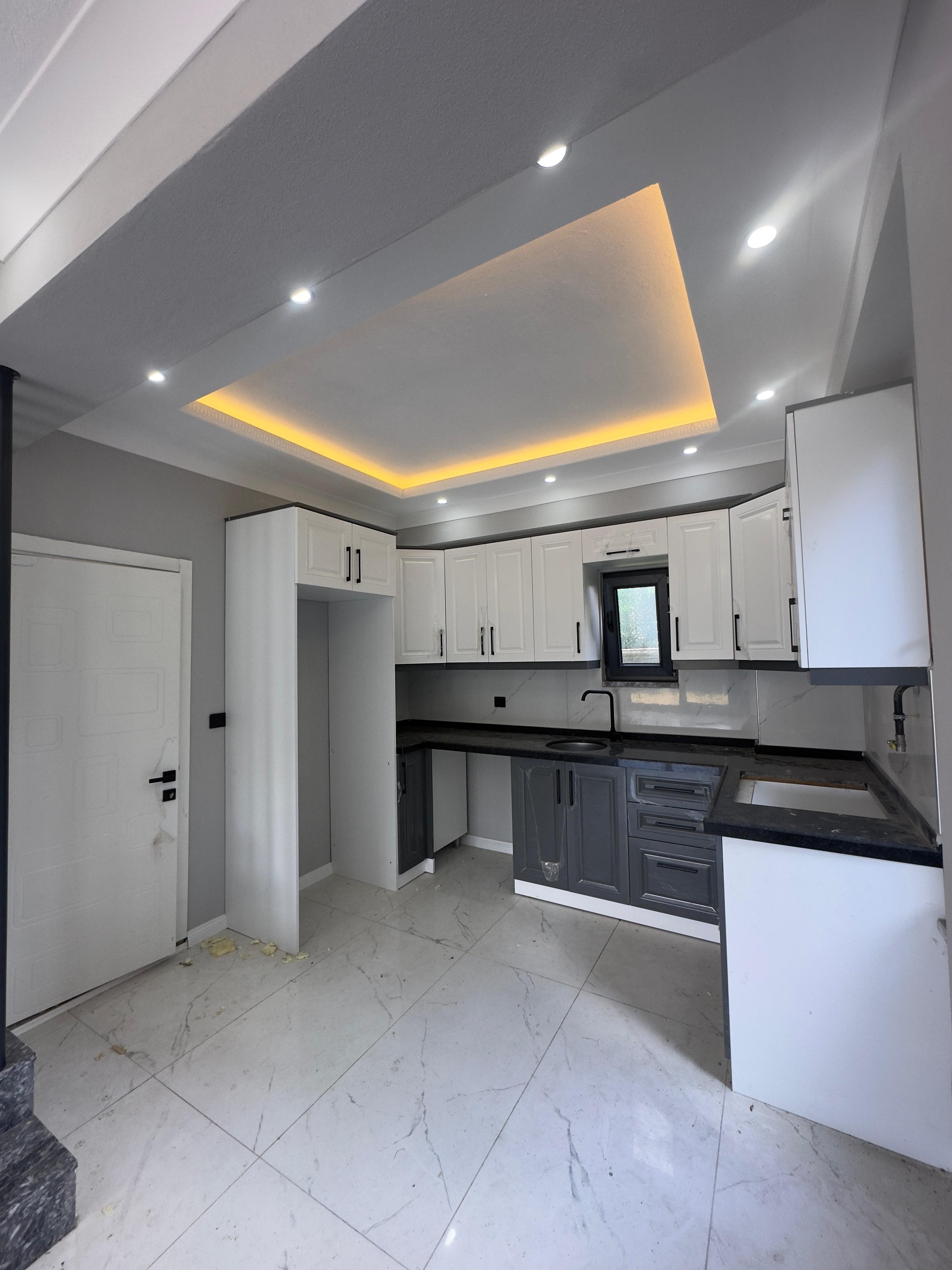 MERKEZ PLAJ, MÜSTAKİL GENİŞ 3 CEPHE BAHÇE, YERDEN ISITMA 4+1 TRİPLEKS VİLLA! YALI ALANDERE MH