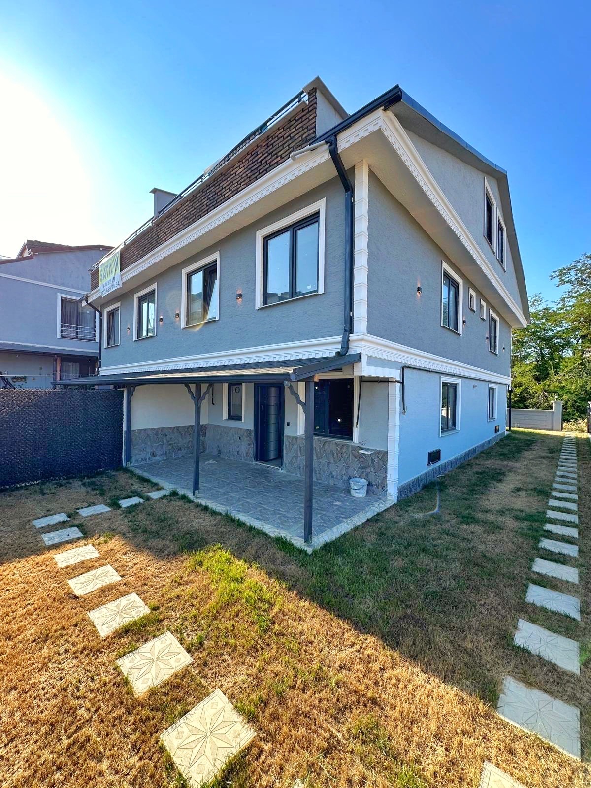 MERKEZ PLAJ, KOMPLE GRANİT ZEMİN, EBEVEYN BANYO, VERANDALI 3+1 TRİPLEKS VİLLA! KOCAALİ YAYLA MH