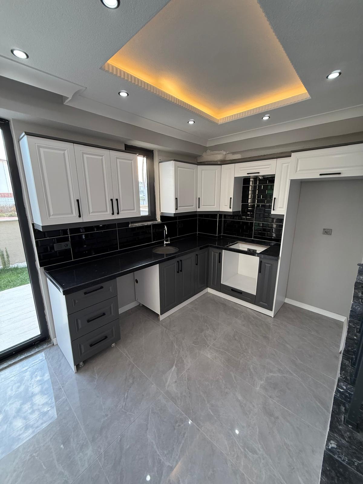 MERKEZ PLAJ, ÖN CEPHE, LÜKS DİZAYN, 105m2 KENDİNE AİT ARSASI, EBEVEYN BANYO 3+1 TRİPLEKS VİLLA! KOCAALİ YALI MH