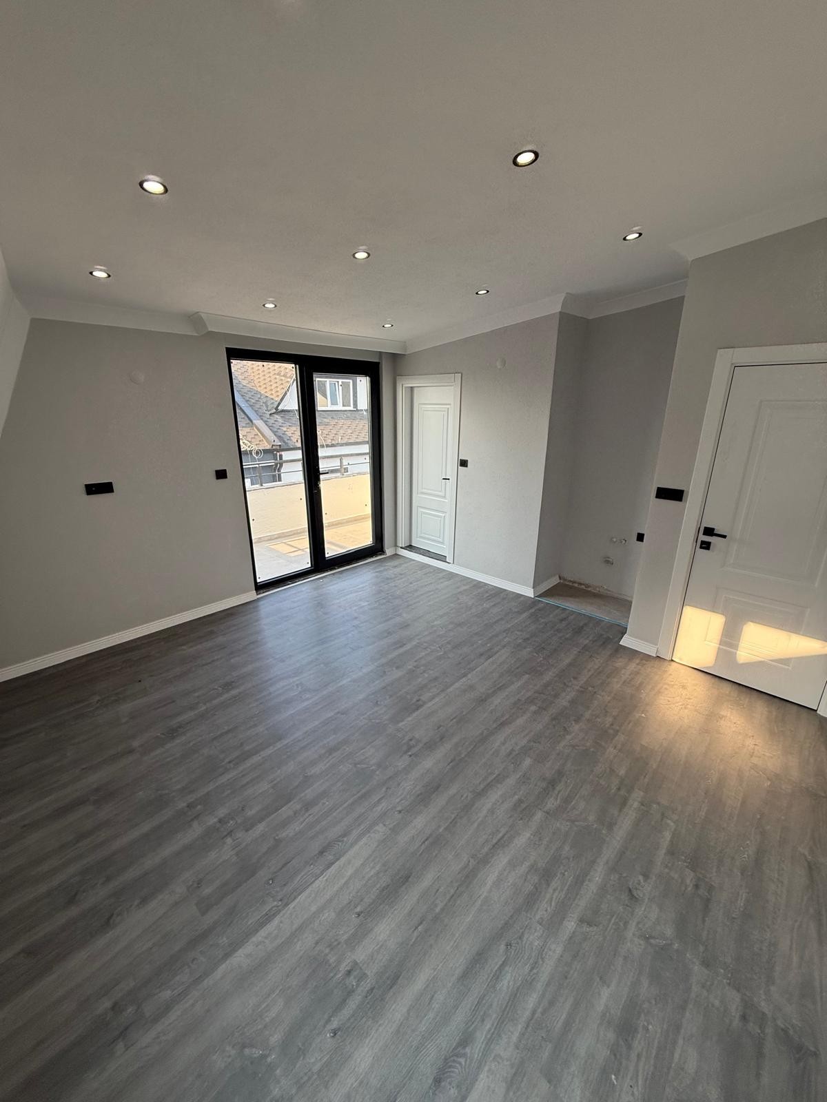 ALAÇATI TAŞ KONSEPT, MERKEZ PLAJ, EBEVEYN BANYO, YERDEN ISITMA, ARKA CEPHE  3+1 TRİPLEKS VİLLA! KOCAALİ YALI MH