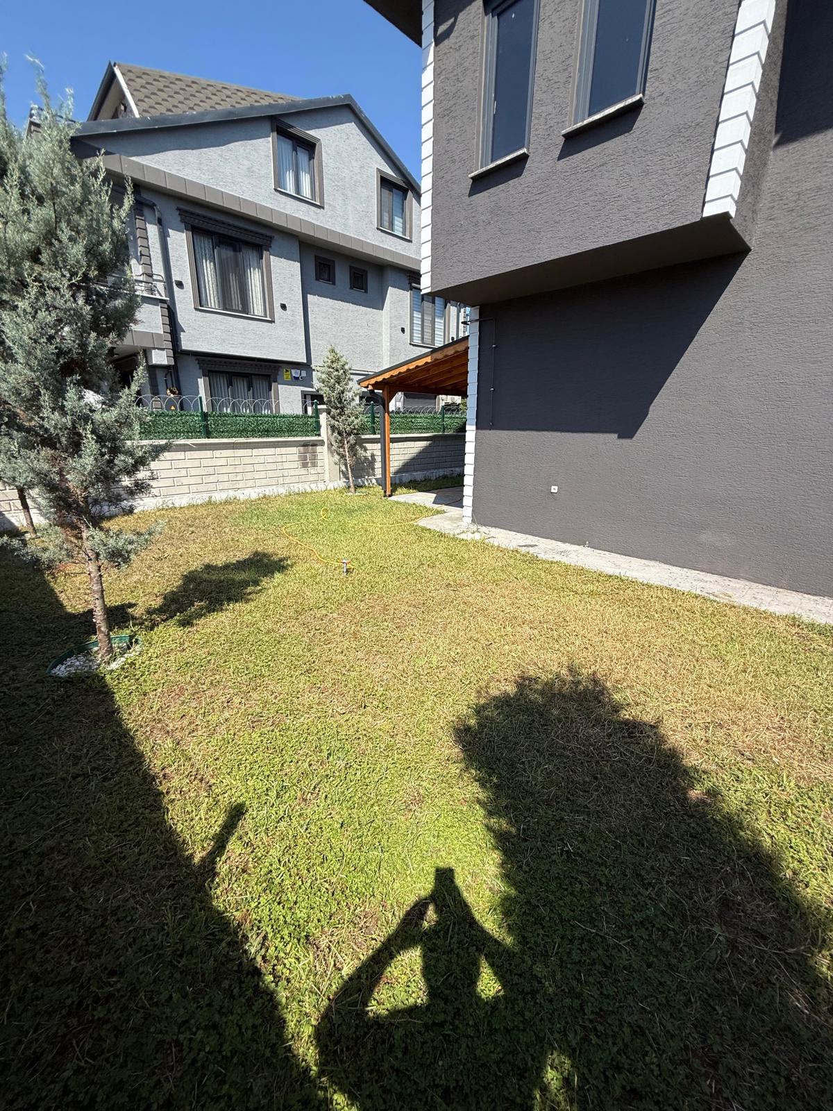 210m2 ARSA İÇİNDE, İLÇEMİZİN EN UYGUN FİYATLI, ULTRA GENİŞ BAHÇELİ, KENDİNE GARAJLI 4+1 MÜSTAKİL TRİPLEKS VİLLASI! KOCAALİ ALANDERE MH