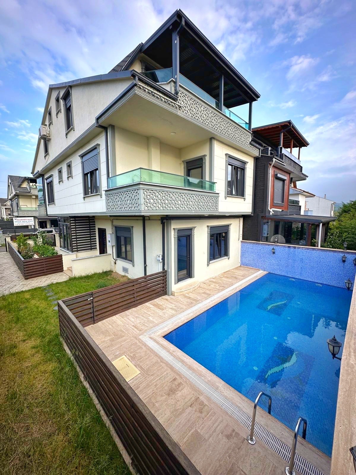 LÜKS DİZAYN, KOMPLE PANJURLU, HAVUZLU, YERDEN ISITMA 4+1 TRİPLEKS VİLLA! KOCAALİ YALI MH