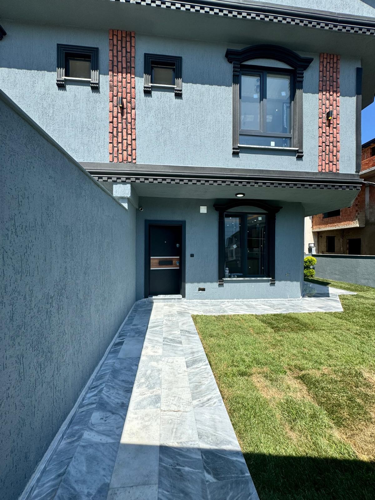 HAVUZ veya KIŞ BAHÇESİ EKLENEBİLİR ULTRA GENİŞ BAHÇE, YERDEN ISITMA PLAJ MERKEZE 5DK, 4+1 TRİPLEKS VİLLA! KOCAALİ YALI MH