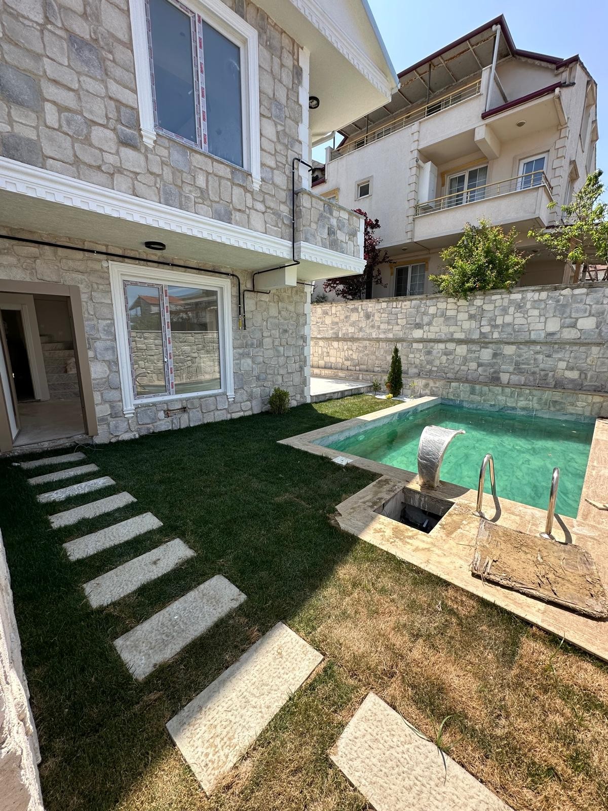 ALAÇATI TAŞ KONSEPT, DENİZ MANZARALI, MERKEZ PLAJ, HAVUZLU, EBEVEYN BANYOLU 3+1 TRİPLEKS VİLLA! KOCAALİ YALI MH