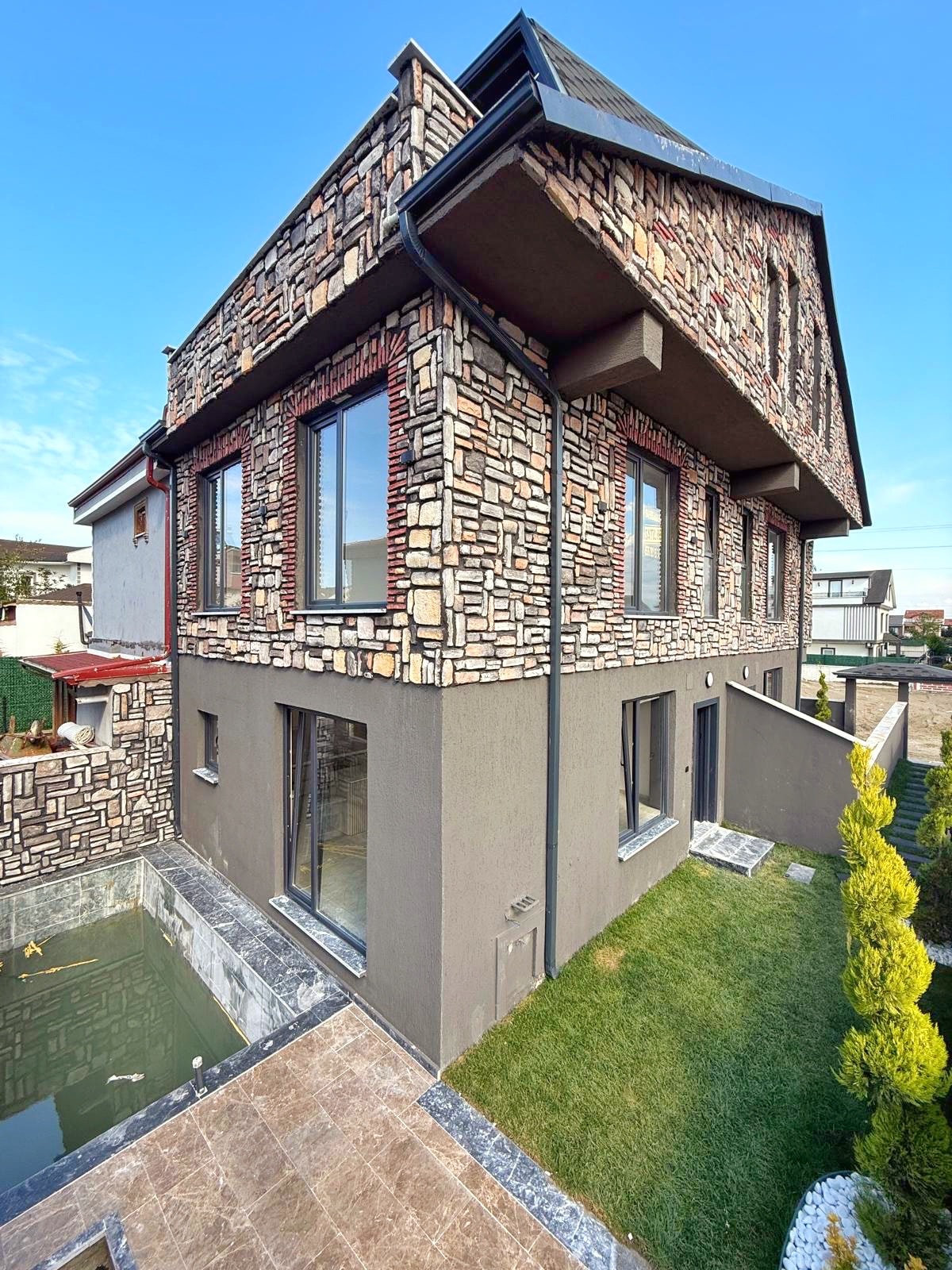 MERKEZ PLAJ-PLAJA 110 METRE, LÜKS DİZAYN, HAVUZLU, BARBEKÜLÜ 3+1 TRİPLEKS VİLLA! KOCAALİ YAYLA MH