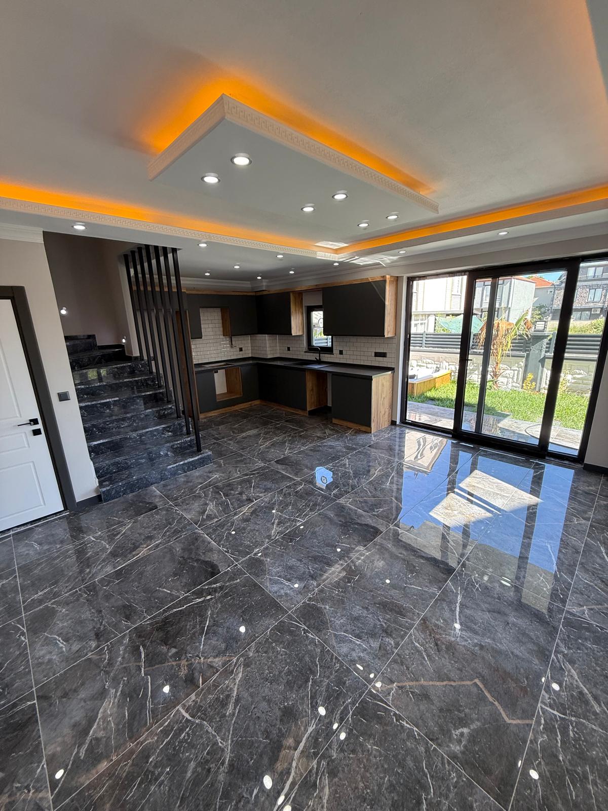 BAHÇE VE TERAS JAKUZİLİ, LÜKS DİZAYN, GENİŞ BAHÇE-BİNA KULLANIM ALANLI 3+1 TRİPLEKS VİLLA! KOCAALİ ALANDERE MH