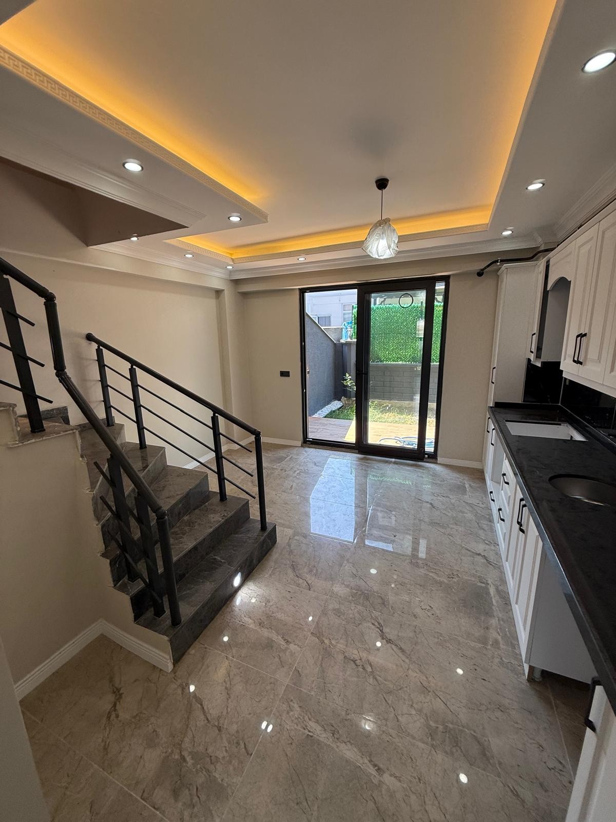 PLAJA 300METRE, YERDEN ISITMA, GENİŞ BİNA ALANLI, ÇİFT BAHÇE 4+1 TRİPLEKS VİLLA! KOCAALİ ALANDERE MH