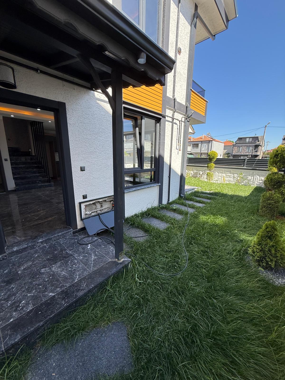 BAHÇE VE TERAS JAKUZİLİ, LÜKS DİZAYN, GENİŞ BAHÇE-BİNA KULLANIM ALANLI 3+1 TRİPLEKS VİLLA! KOCAALİ ALANDERE MH